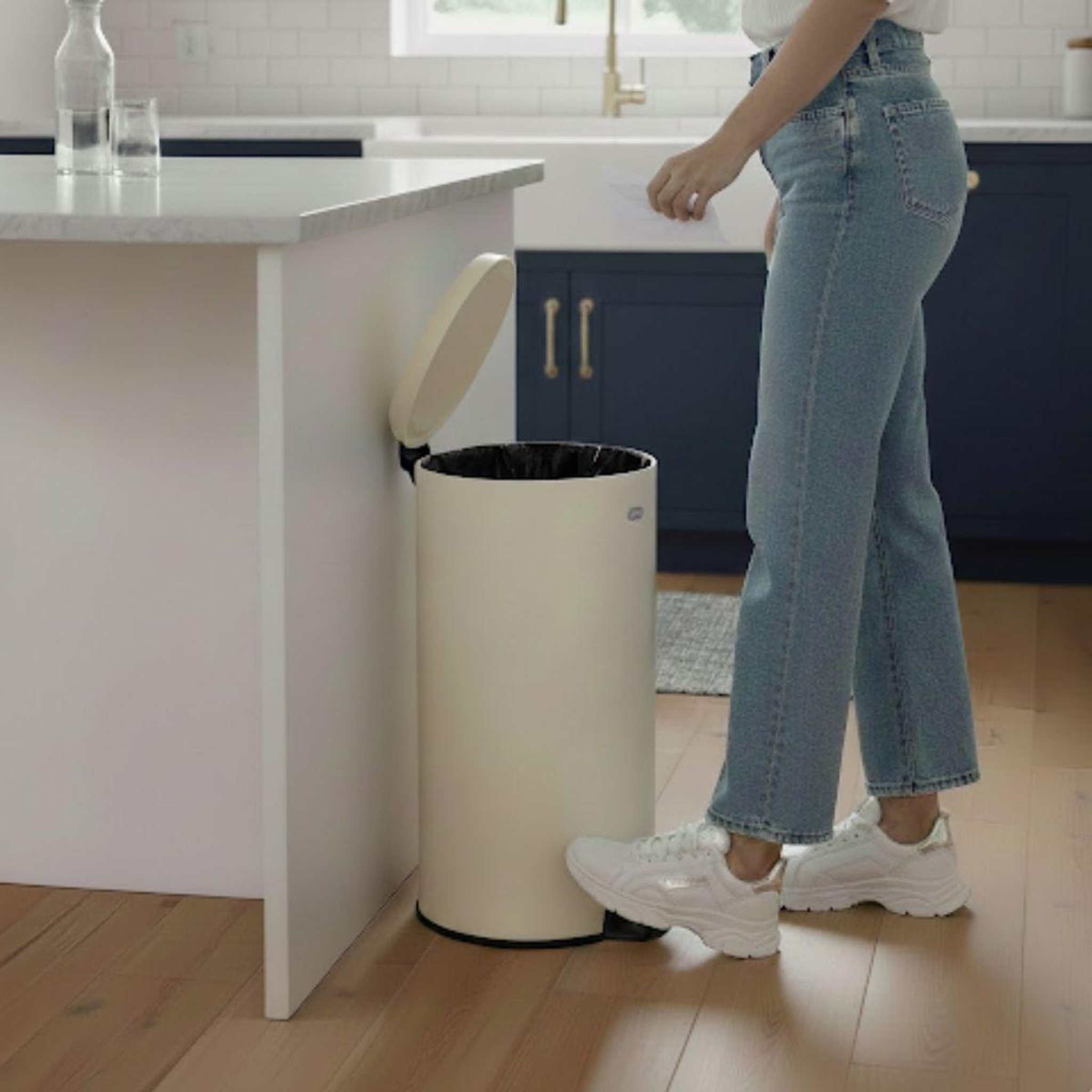 Voir la diapositive 4 : ESSENTIEL B Poubelle de cuisine manuelle 30l beige