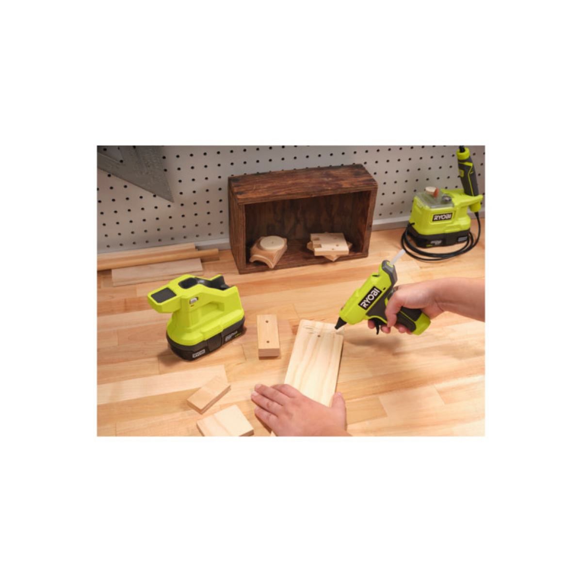 Ryobi Pistolet à colle RYOBI 18V One+ - Sans batterie ni chargeur RGLM18-0