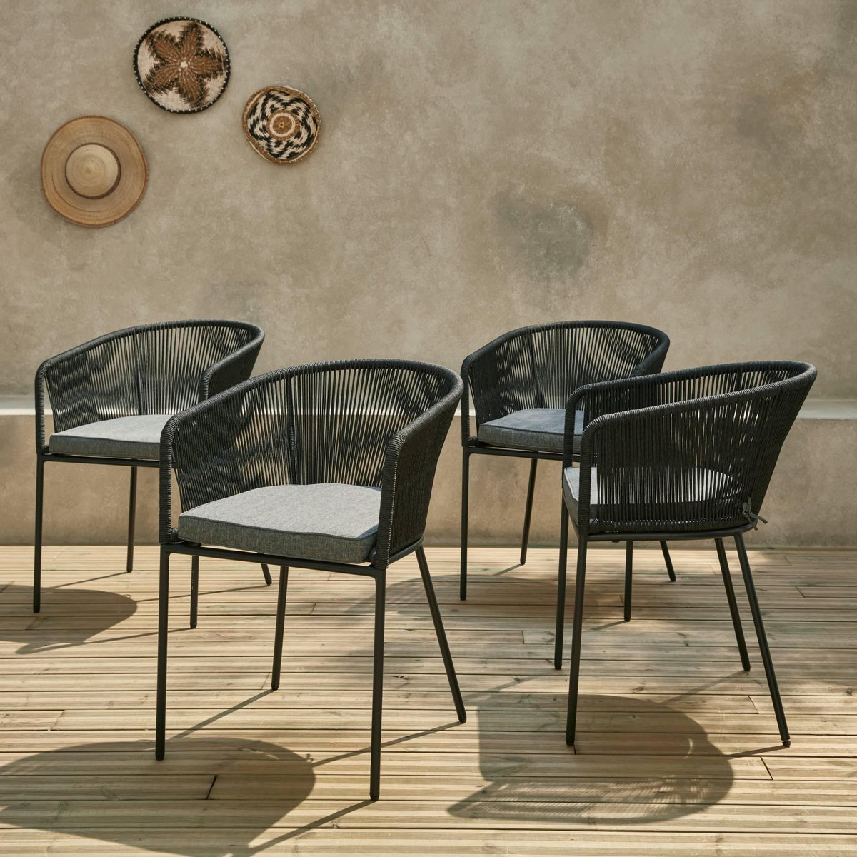 SWEEEK Lot de 4 fauteuils de jardin en corde noire et acier galvanisé. coussin gris