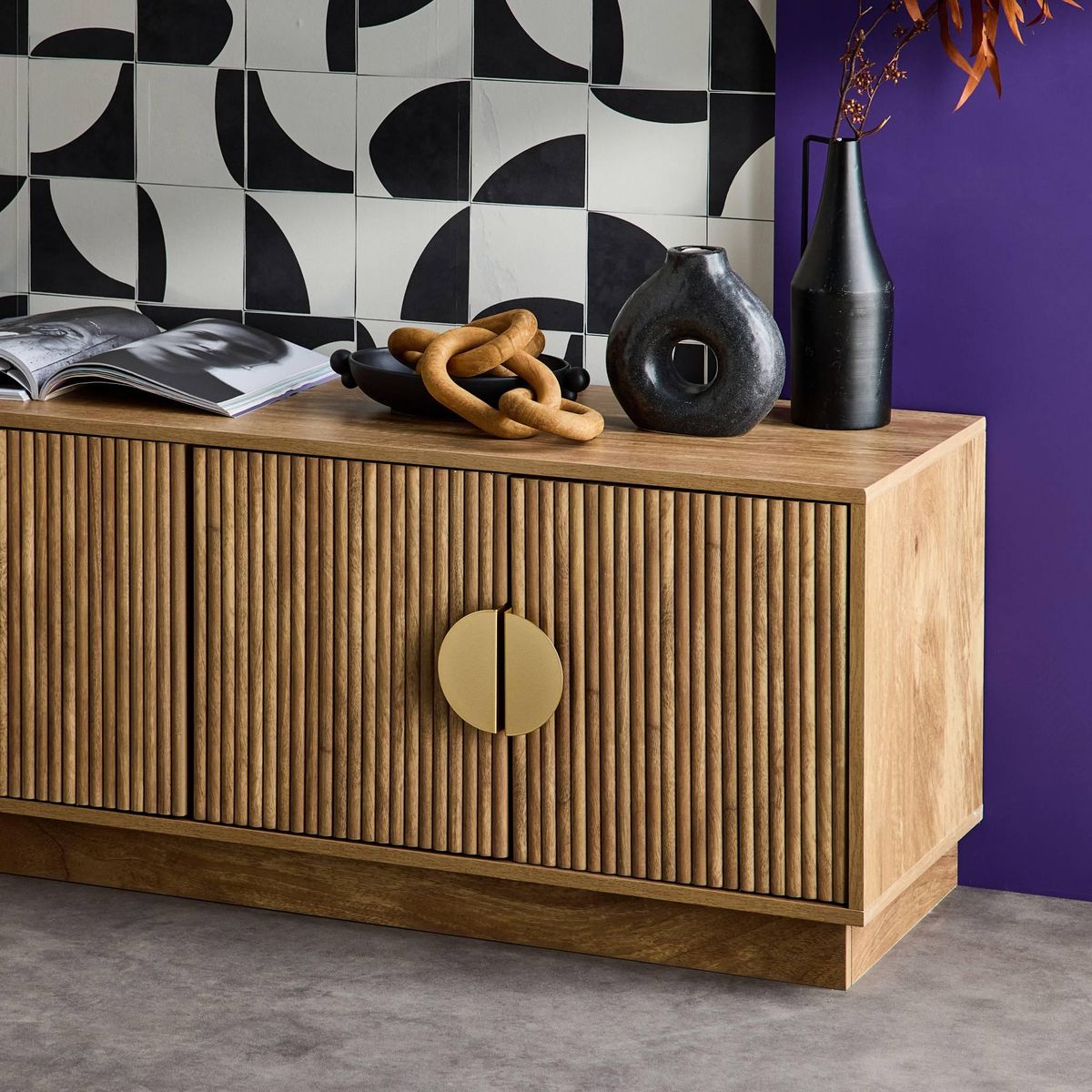 SWEEEK Meuble TV exotique 4 portes effet bois de manguier. poignées en métal doré L 140 x P 40 x H 48cm