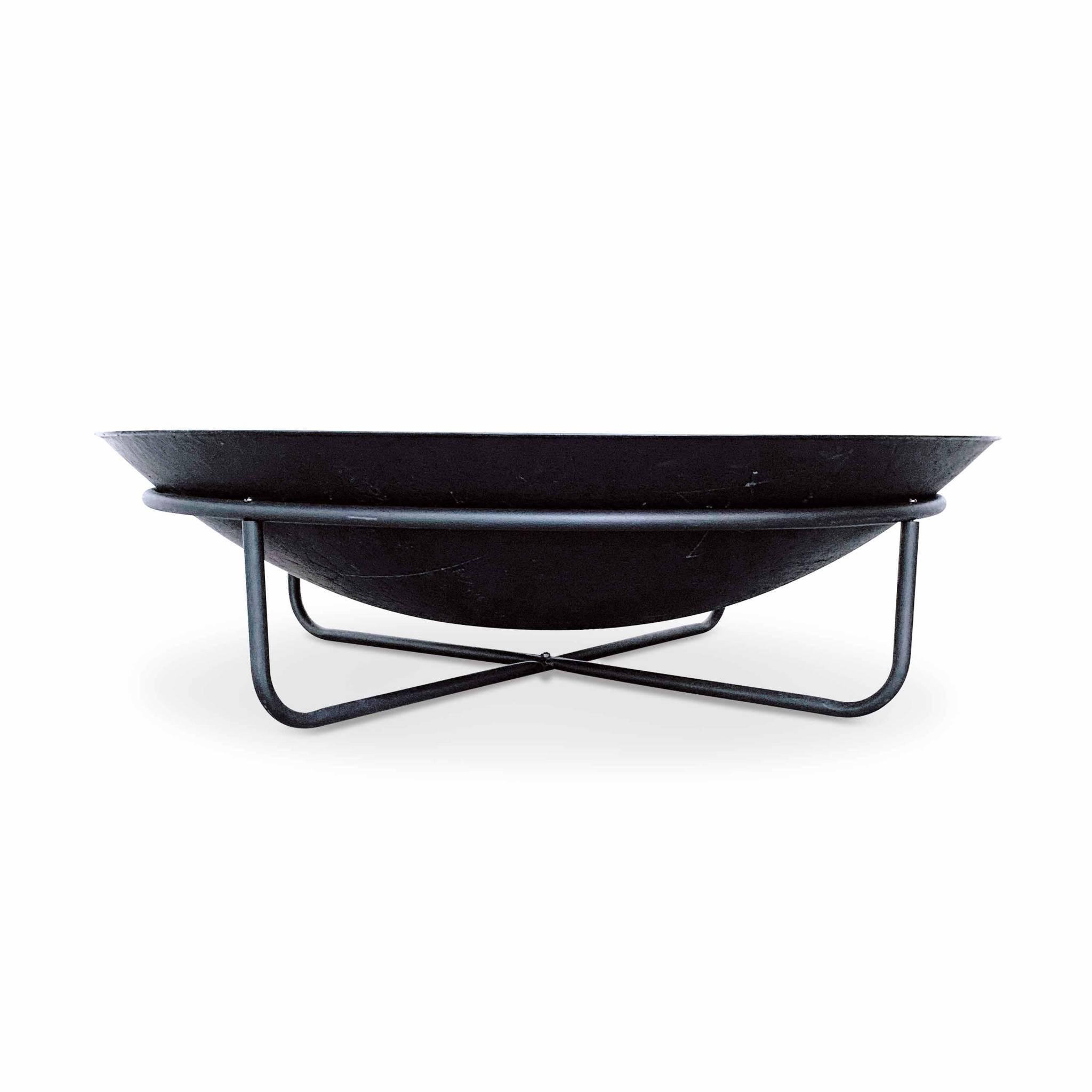 Voir la diapositive 6 : SWEEEK Braséro Ø90cm sur 4 pieds en fonte noir – BROMO - pieds en acier. design épuré