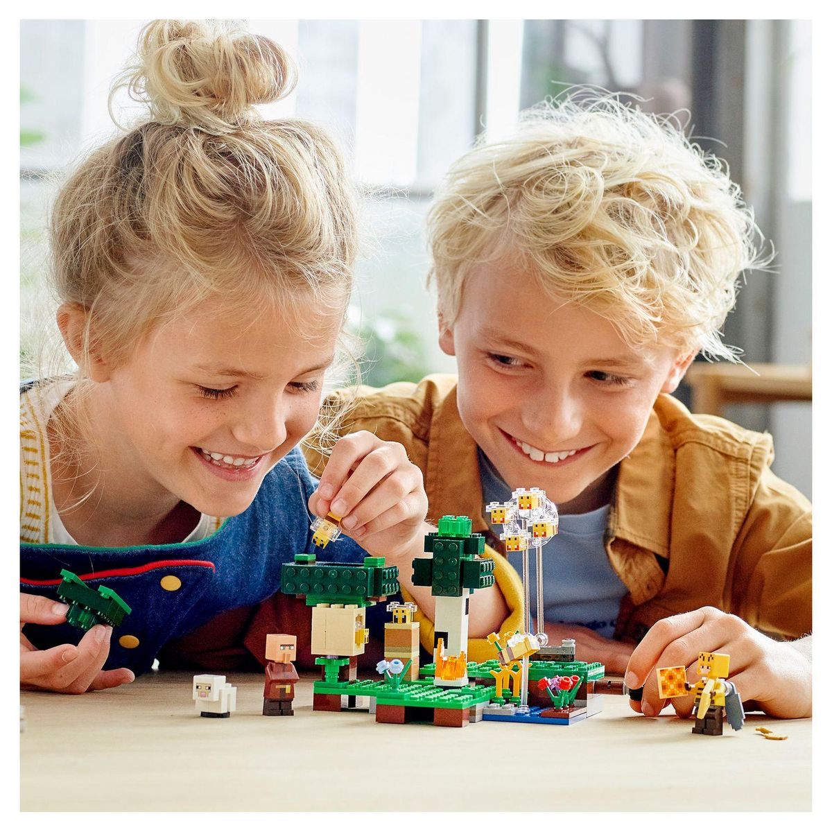 LEGO Minecraft 21165 La Ruche, Jouet avec Figurines de Mouton, d'Abeilles et Villageois