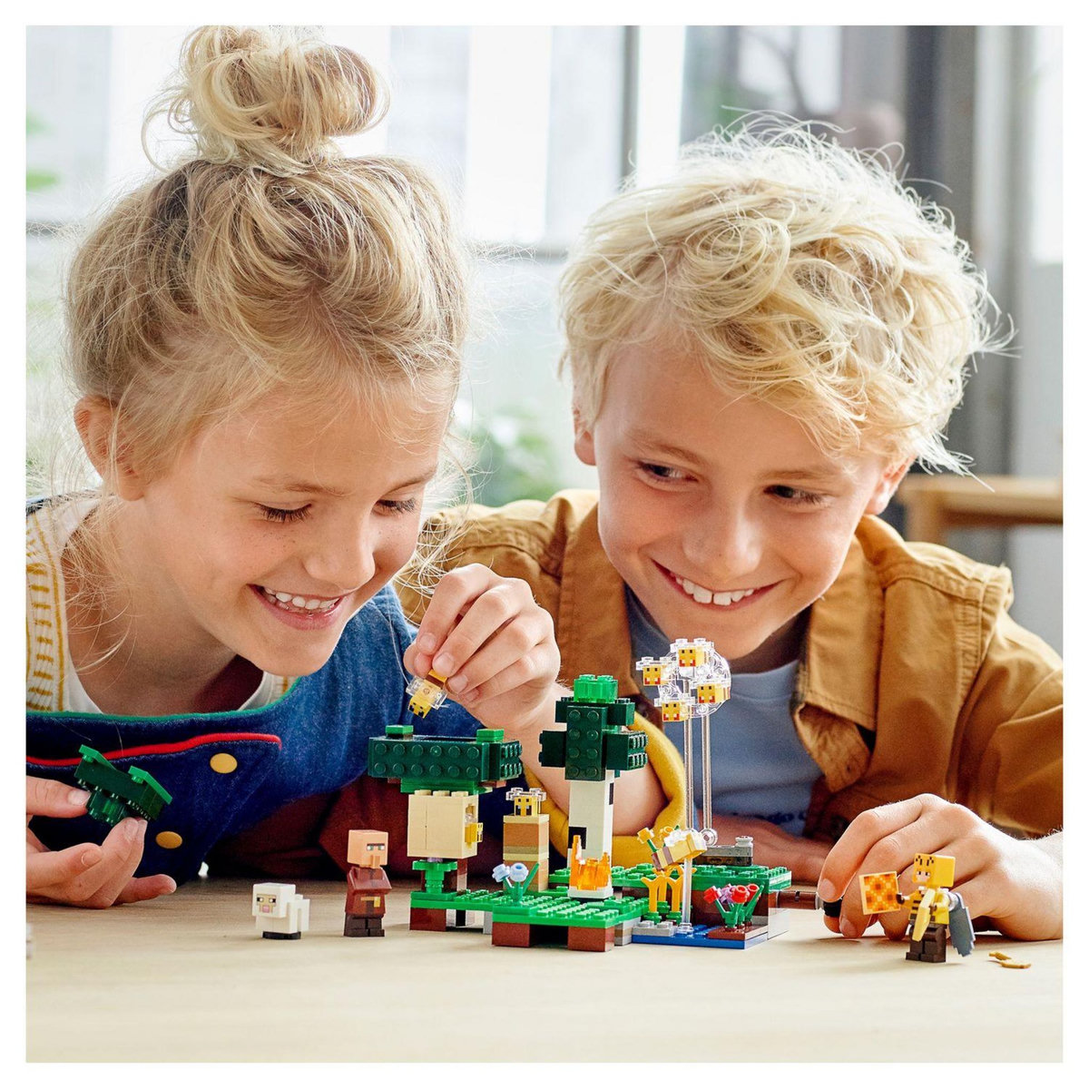 LEGO Minecraft 21165 La Ruche, Jouet avec Figurines de Mouton, d'Abeilles et Villageois