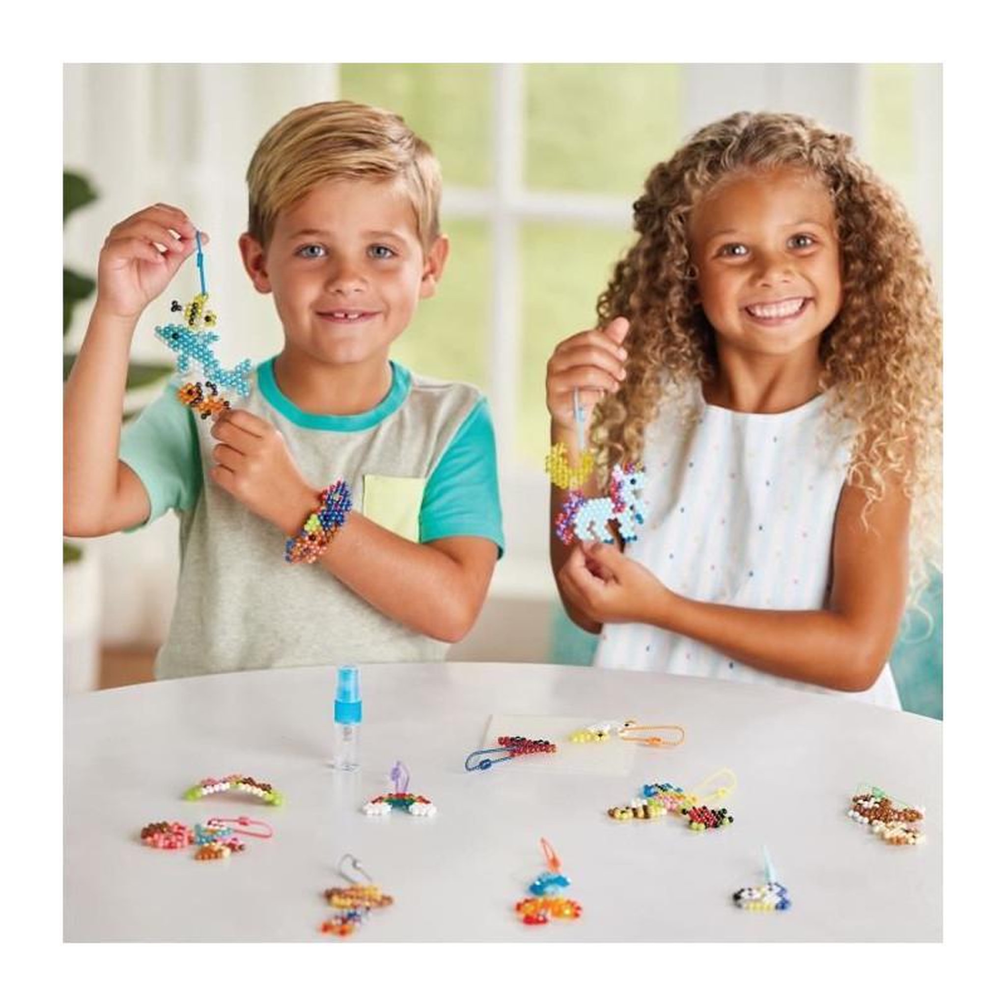Voir la diapositive 5 : Aquabeads Coffret création - AQUABEADS 35025 - Mes porte-clés et suspensions