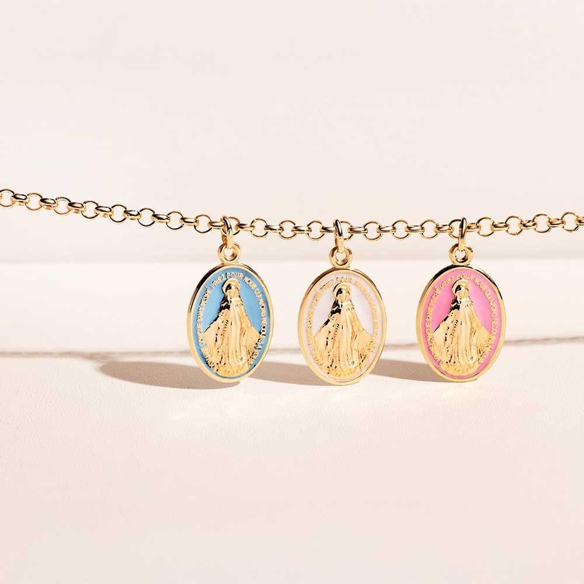 Voir la diapositive 2 : L'ATELIER D'AZUR Médaille Vierge Miraculeuse Or Jaune 18 Carats 750 et Email Bleu - Chaîne Dorée