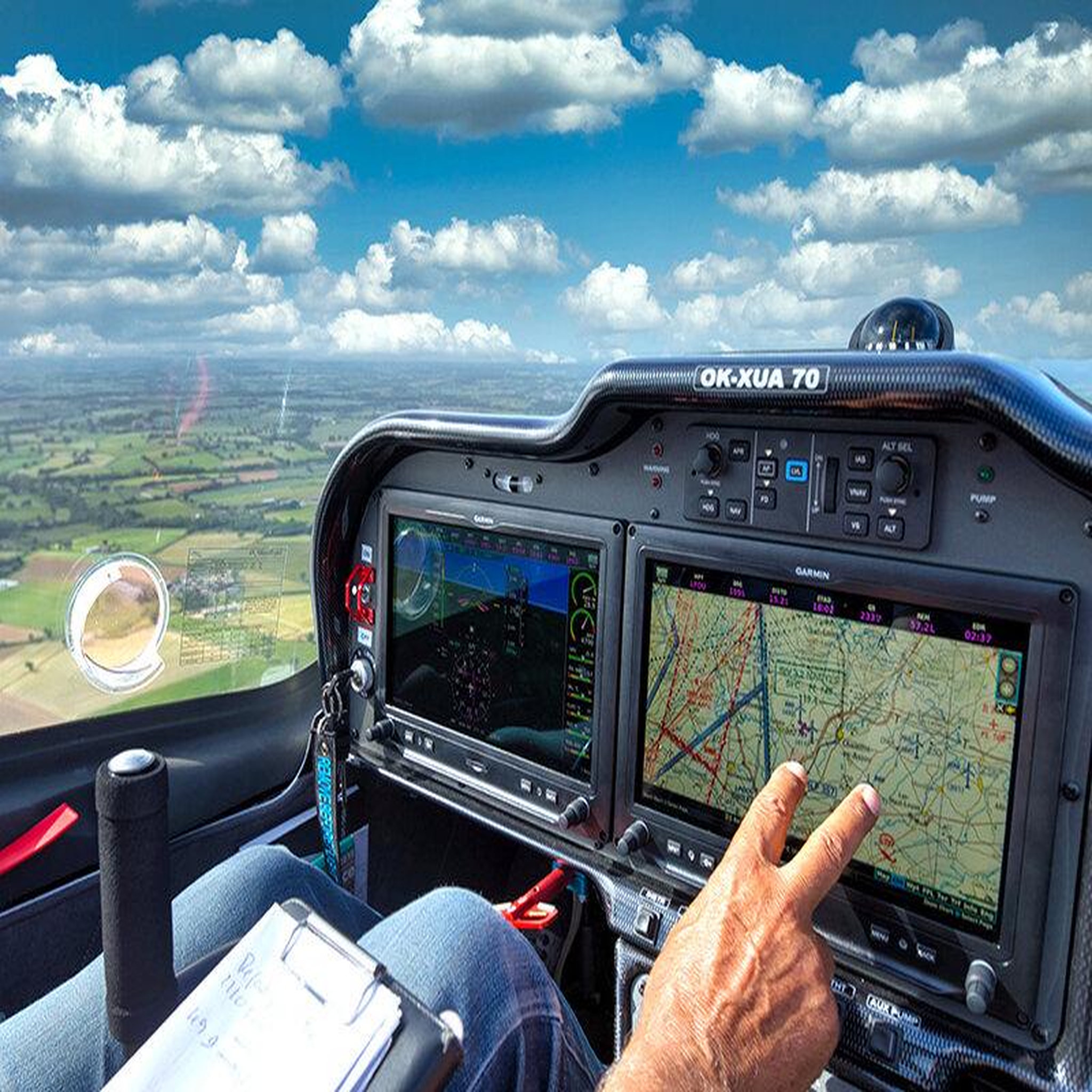 Voir la diapositive 4 : Smartbox Baptême de 35 minutes en avion avec survol d'Angers pour 2 personnes - Coffret Cadeau Sport & Aventure