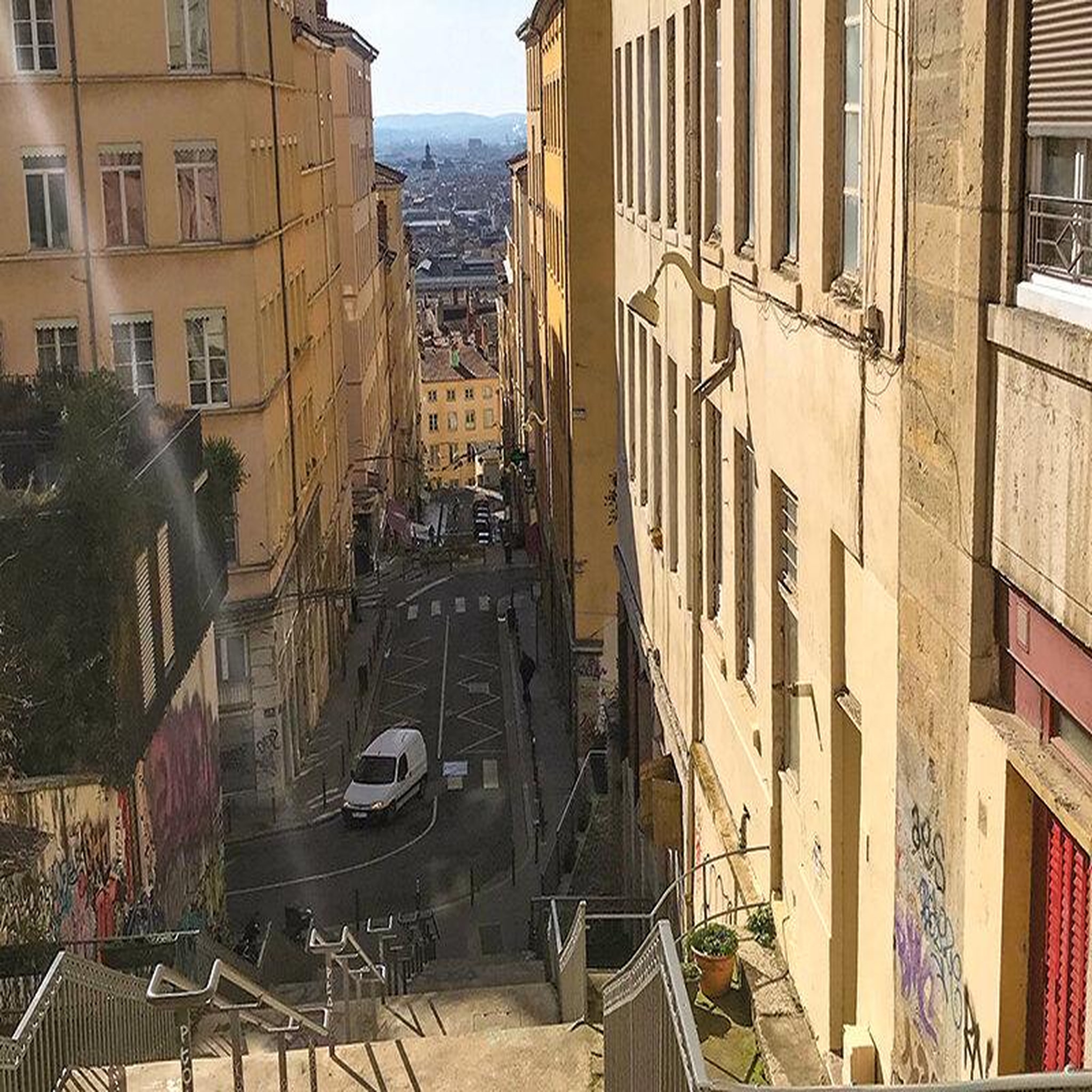 Voir la diapositive 3 : Smartbox Visite en duo au cœur de la Croix-Rousse à Lyon avec guide-conférencier privé - Coffret Cadeau Sport & Aventure