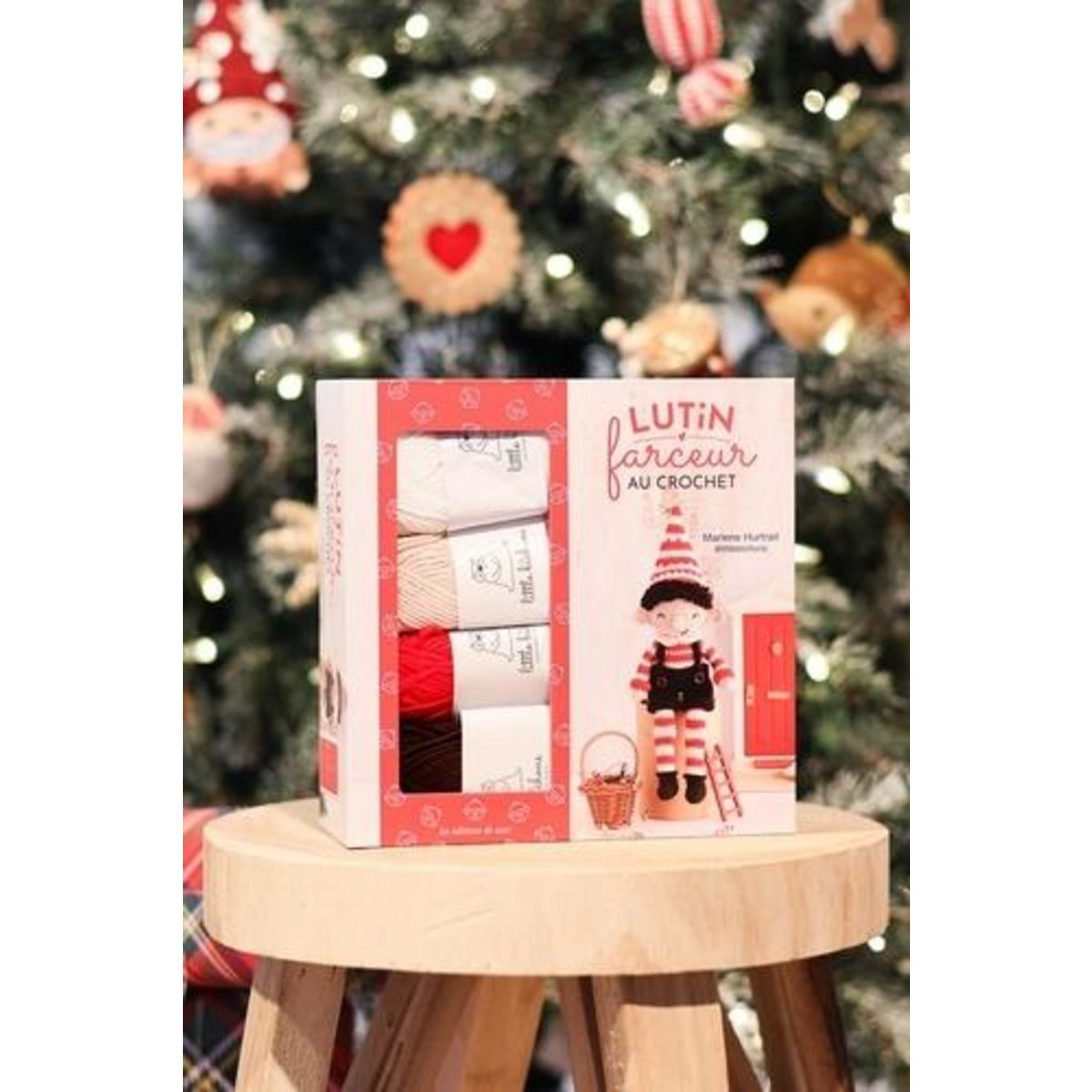LUTIN FARCEUR AU CROCHET. COFFRET AVEC 1 LIVRET, 4 PELOTES, 1 CROCHET, 1 AIGUILLE, 2 BOUTONS EN BOIS, 1 GRELOT, DE LA OUATE, Hurtrait Marlène