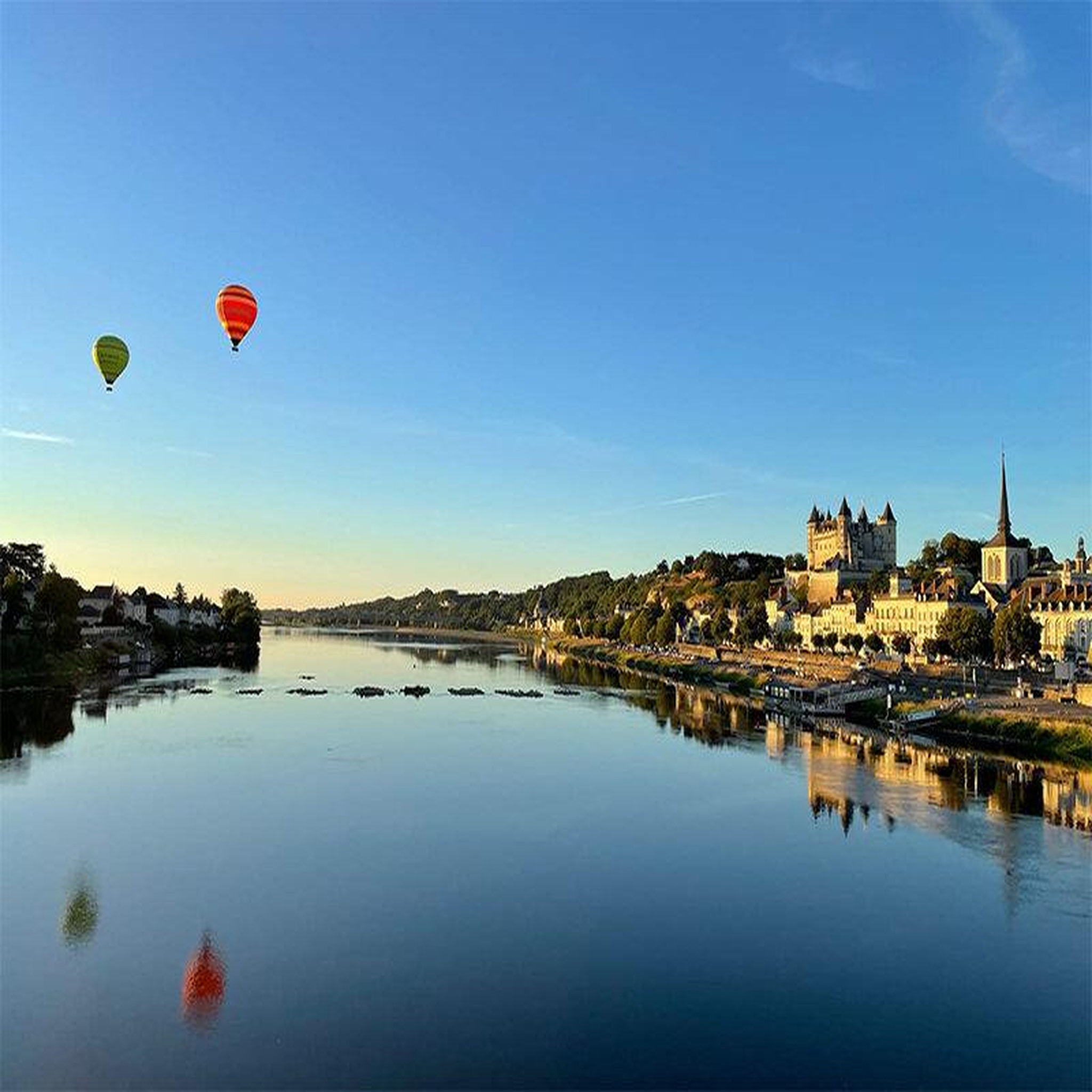 Voir la diapositive 2 : Smartbox Vol en montgolfière pour 2 personnes au-dessus des chateaux de la Loire - Coffret Cadeau Sport & Aventure