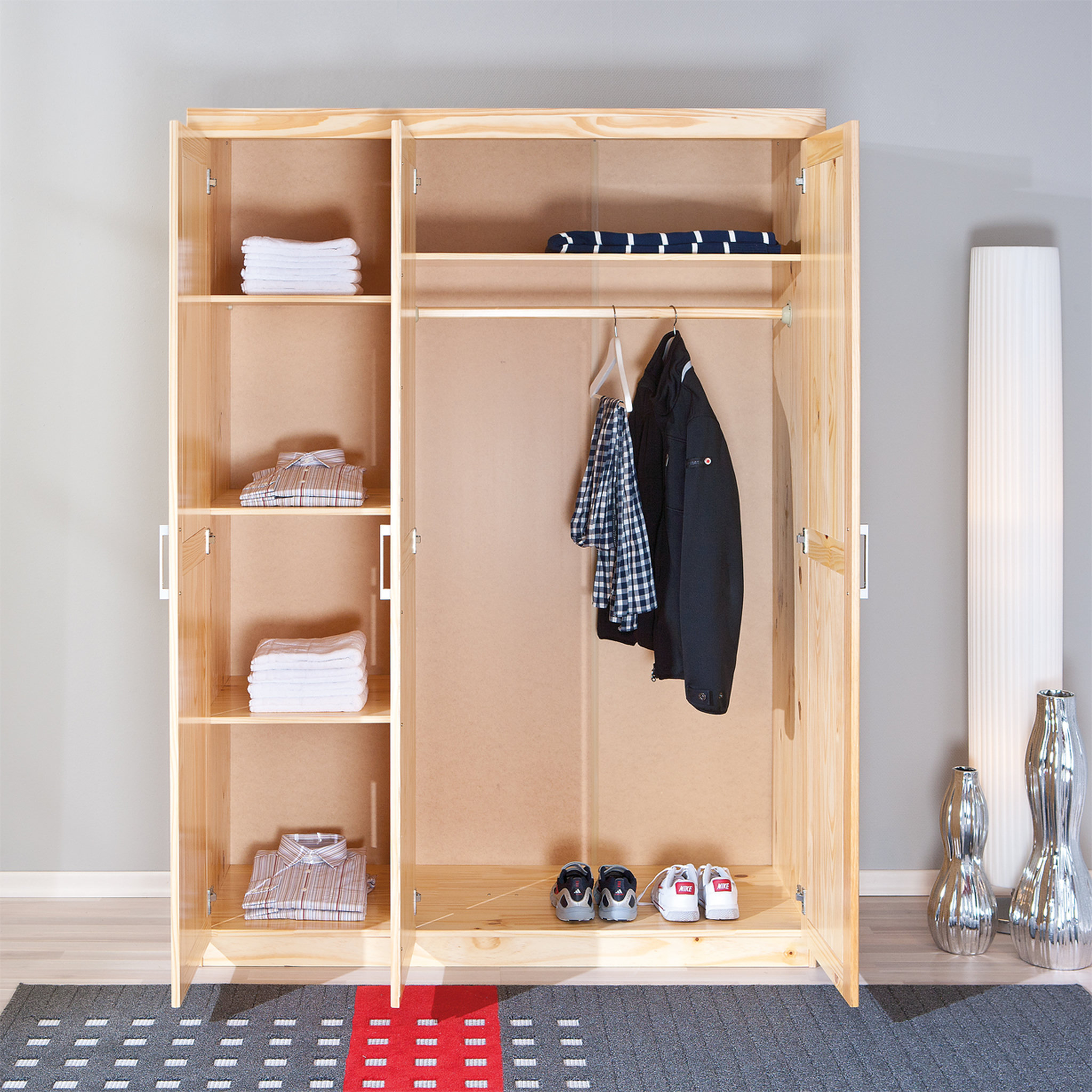 Voir la diapositive 3 : Armoire penderie vernie en pin massif - PELLE