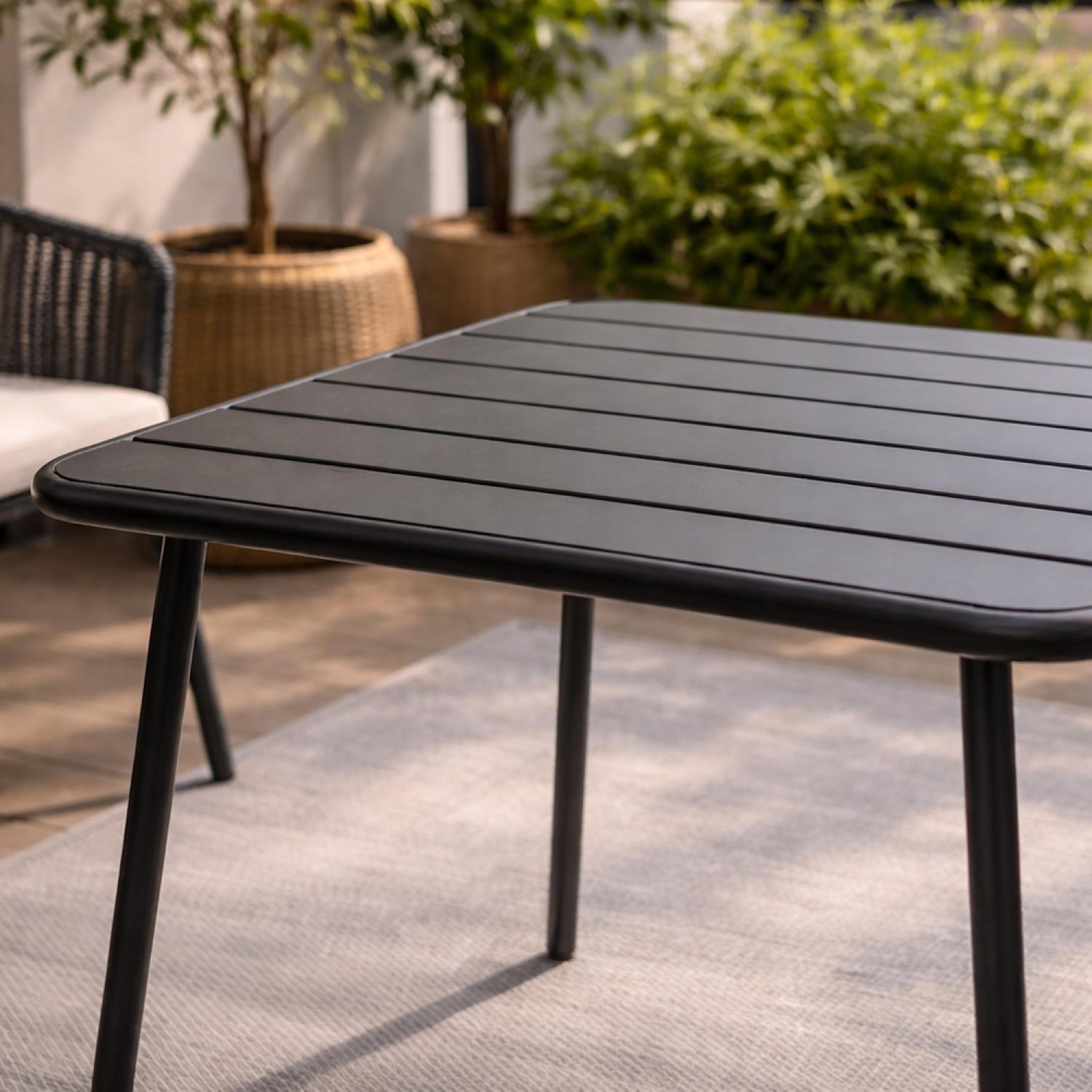 Voir la diapositive 6 : CONCEPT USINE Table carrée 4 places 70x70cm gris foncé BERGAME