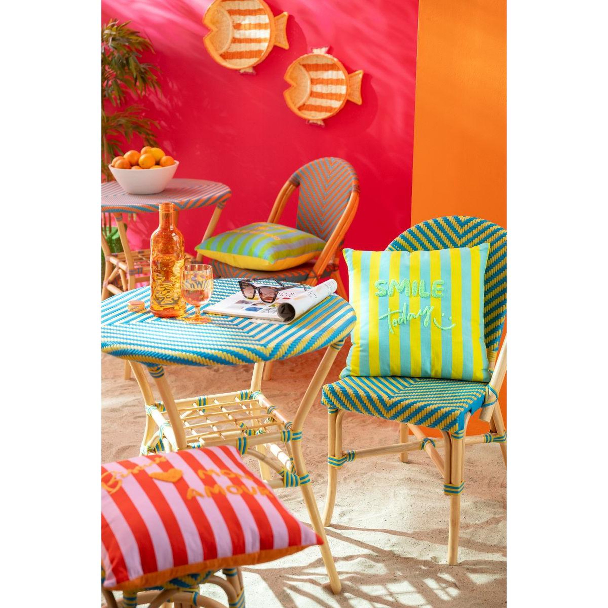 Voir la diapositive 5 : J-LINE Table à manger en rotin  geo  75cm jaune & bleu
