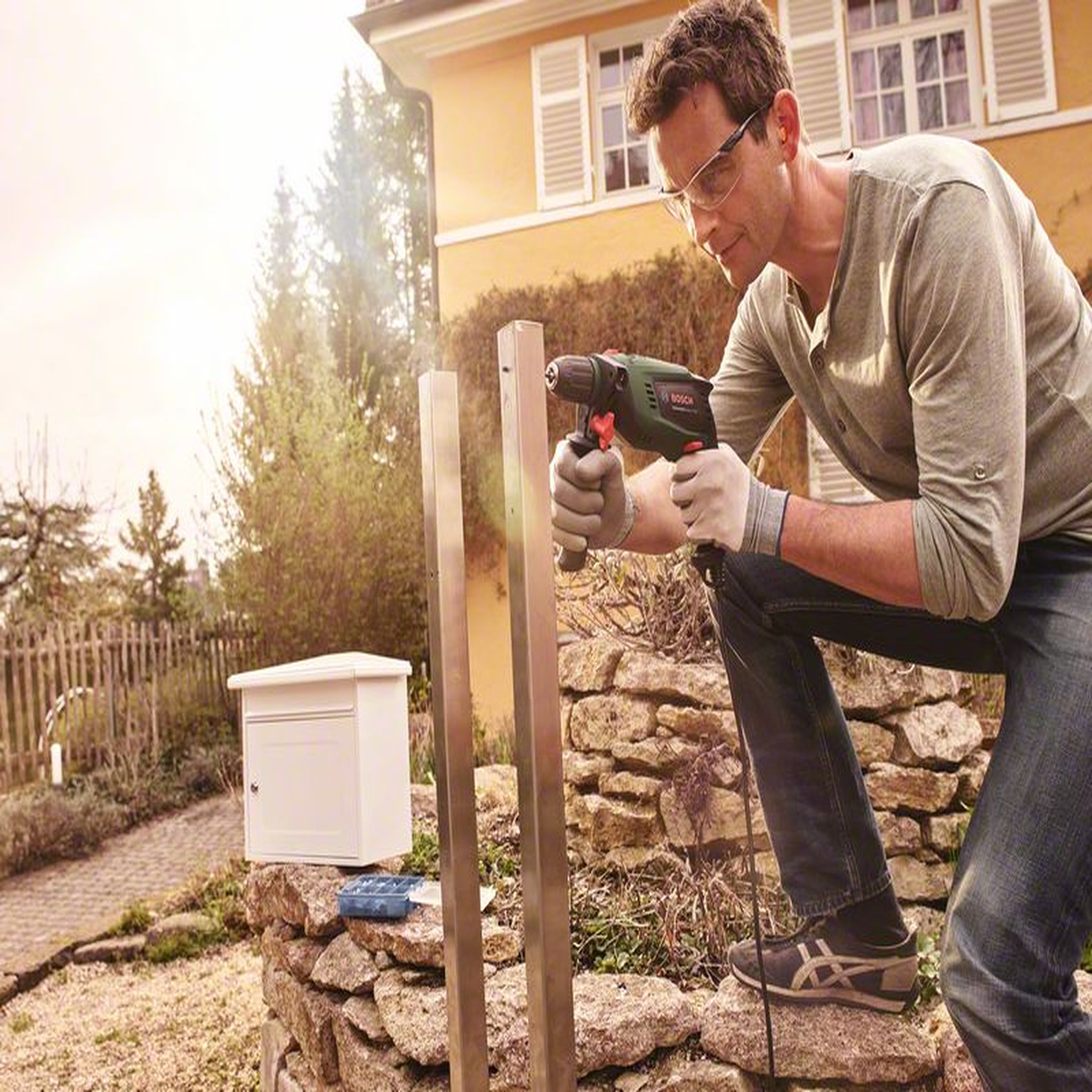 Voir la diapositive 3 : BOSCH Perceuse à percussion UniversalImpact 700 W