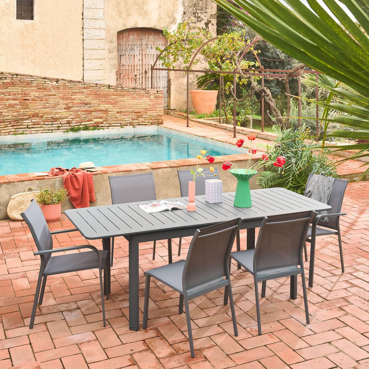 SWEEEK Table de jardin extensible aluminium + 6 assises anthracite. 4 chaises. 2 fauteuils. 6 places. textilène