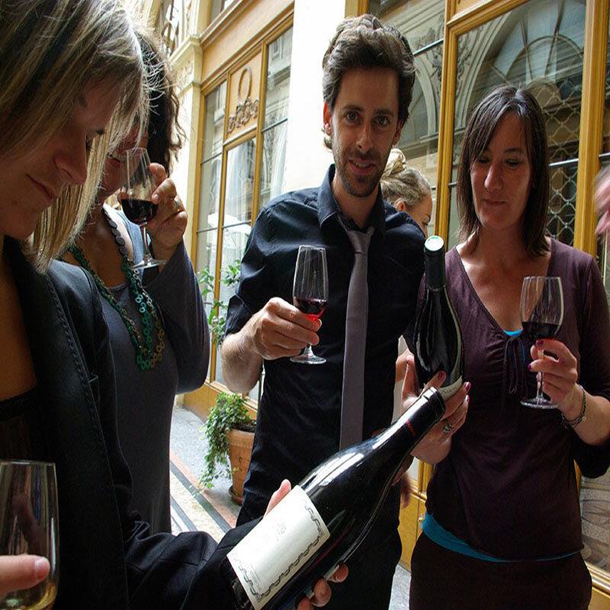 Voir la diapositive 2 : Smartbox Initiation œnologique et dégustation de vins dans un hôtel étoilé à paris - coffret cadeau gastronomie