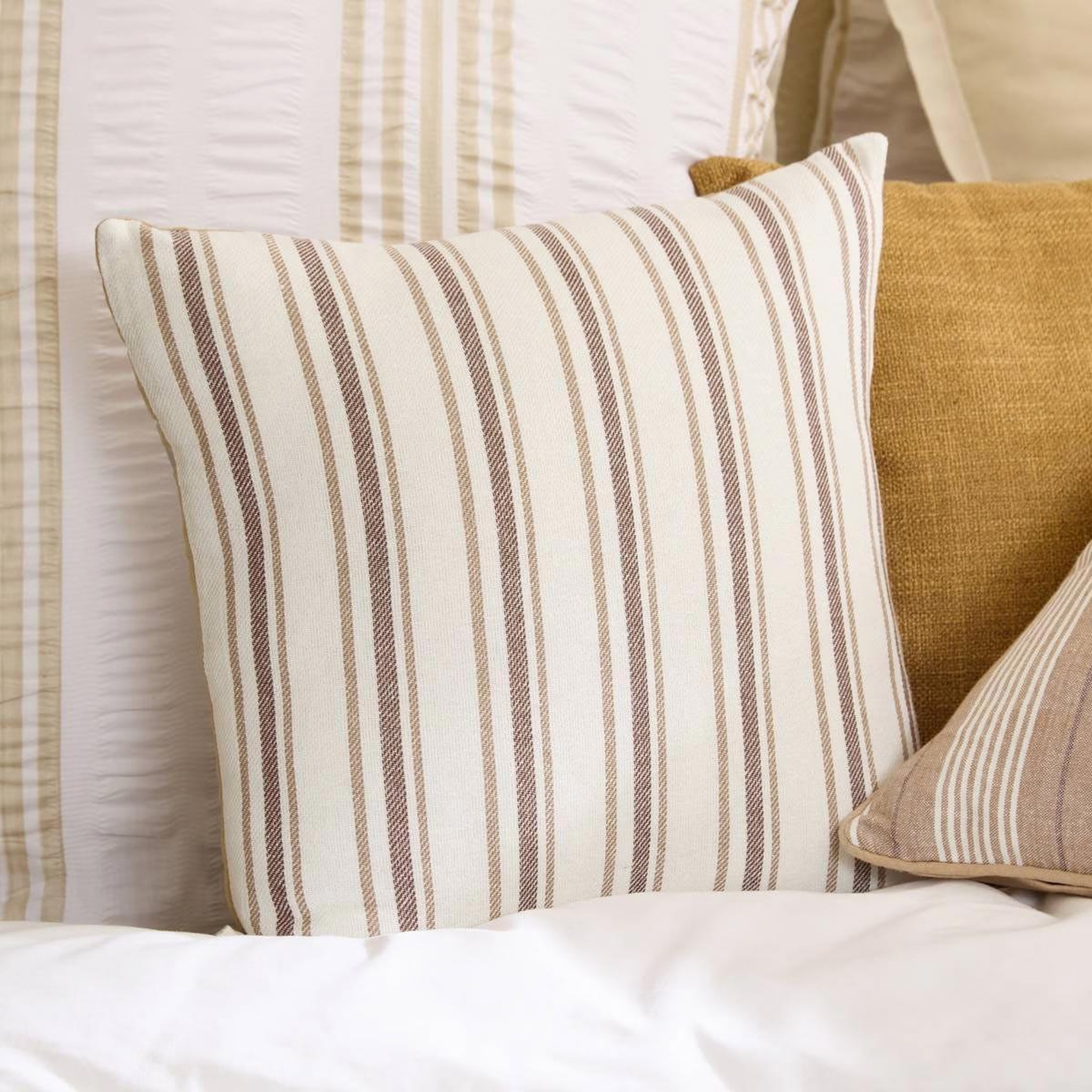 Voir la diapositive 3 : ATMOSPHERA Coussin déco à rayures  groove  40x40cm beige