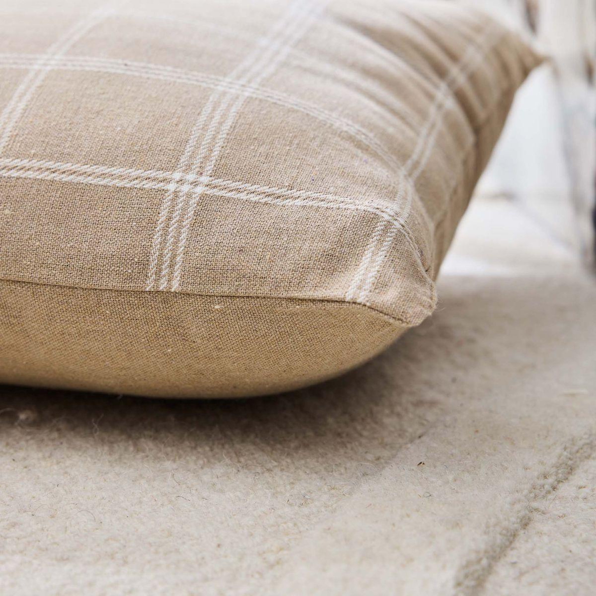 Voir la diapositive 3 : Douceur d'Intérieur Coussin déco à carreaux  everest  45x45cm sable