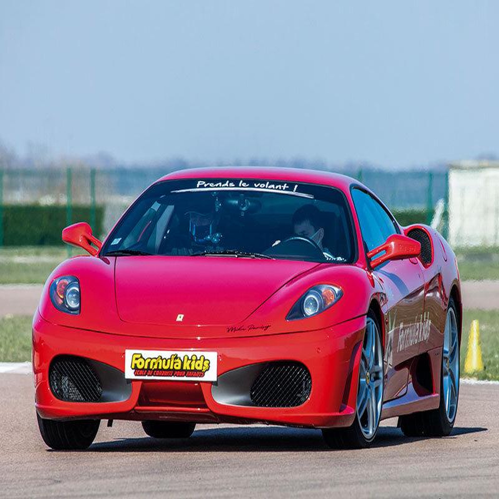 Voir la diapositive 3 : Smartbox Stage pilotage enfant : 3 tours de circuit au volant d'une ferrari f430 - coffret cadeau sport & aventure