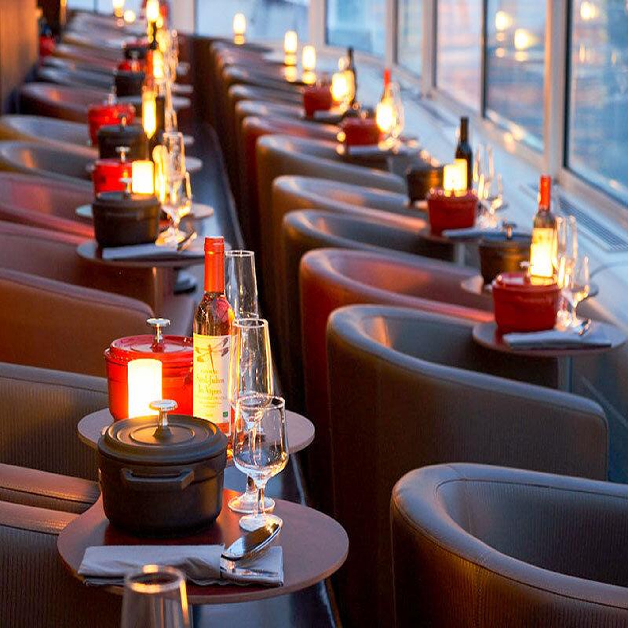 Voir la diapositive 2 : Smartbox Croisière gourmande d'1h45 sur la seine avec dîner menu 3 plats sur le paris en scène - coffret cadeau gastronomie