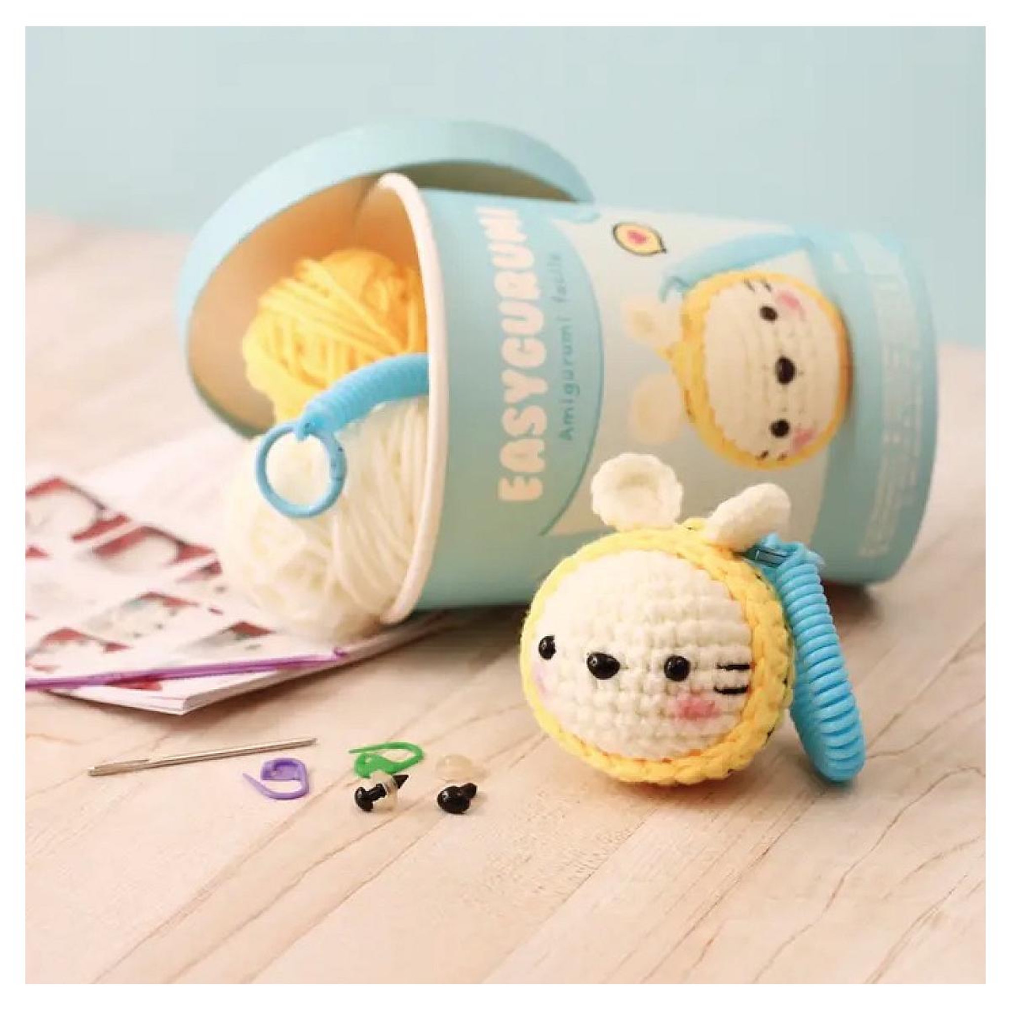 Voir la diapositive 2 : Graine créative Easygurumi - Abeille porte cles