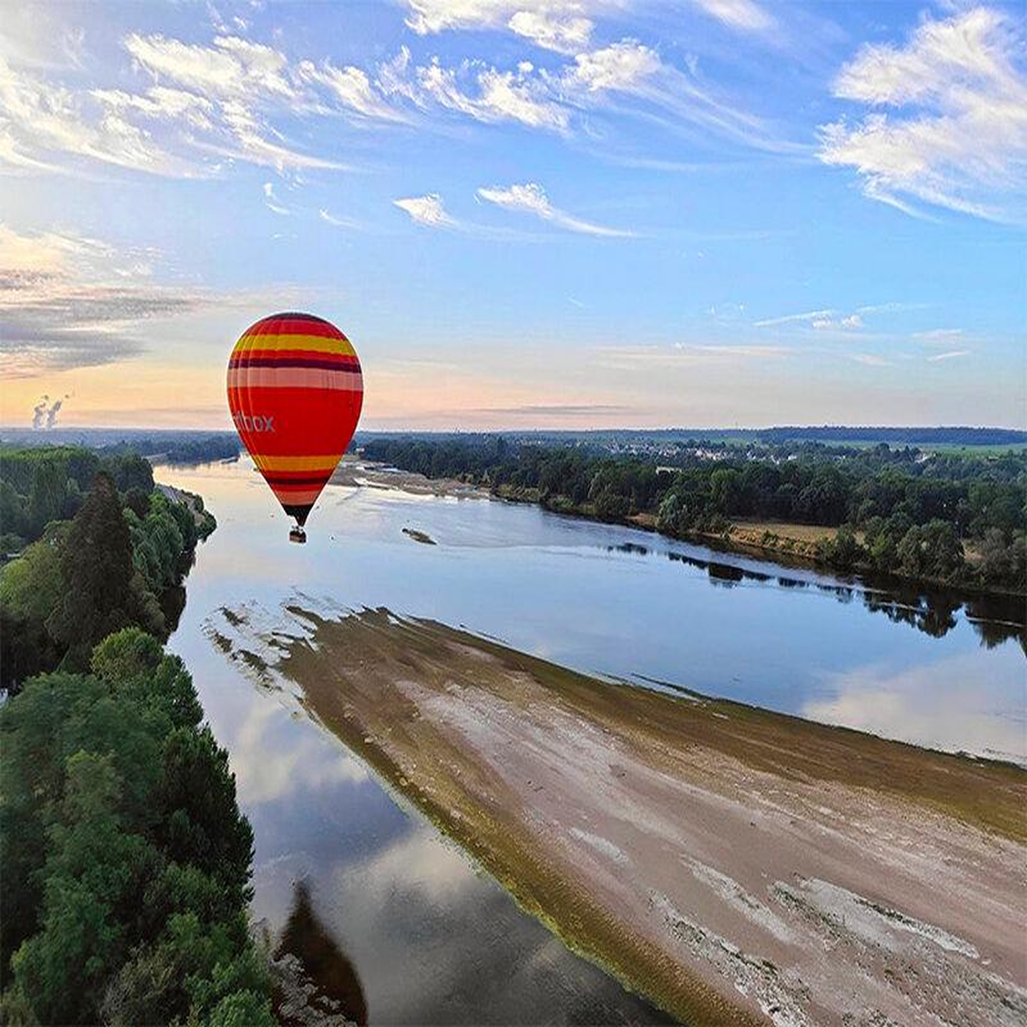 Voir la diapositive 4 : Smartbox Vol en montgolfière au-dessus des châteaux de la Loire - Coffret Cadeau Sport & Aventure