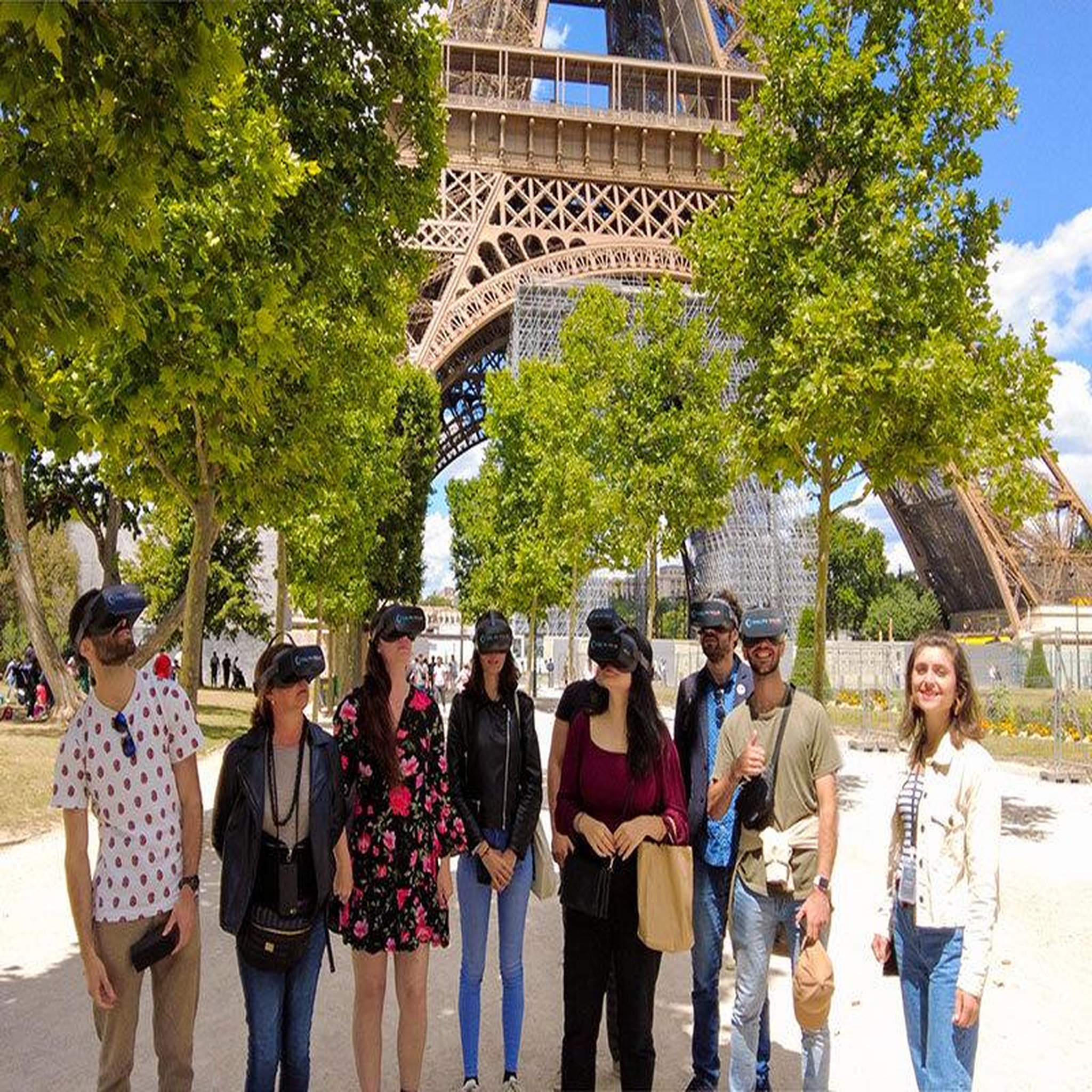 Voir la diapositive 4 : Smartbox Visite passionnante de la tour eiffel en réalité virtuelle pour 2 personnes - coffret cadeau sport & aventure