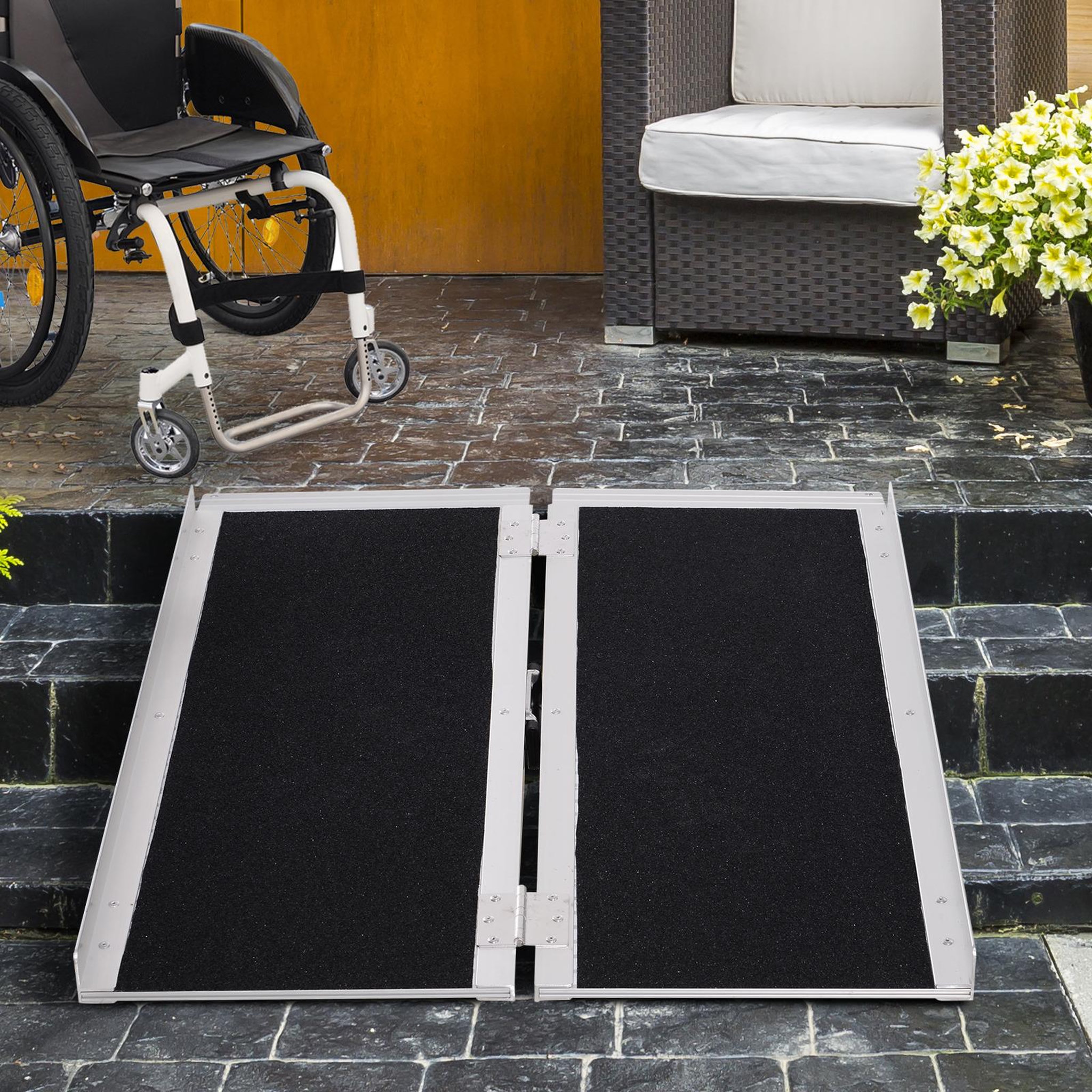 Voir la diapositive 2 : HOMCOM Rampe de fauteuil roulant rampe de chargement rampe d'accès antidérapante pliable avec bordures de sécurité max. 270 kg dim. 93l x 76l x 5h cm alu. Noir