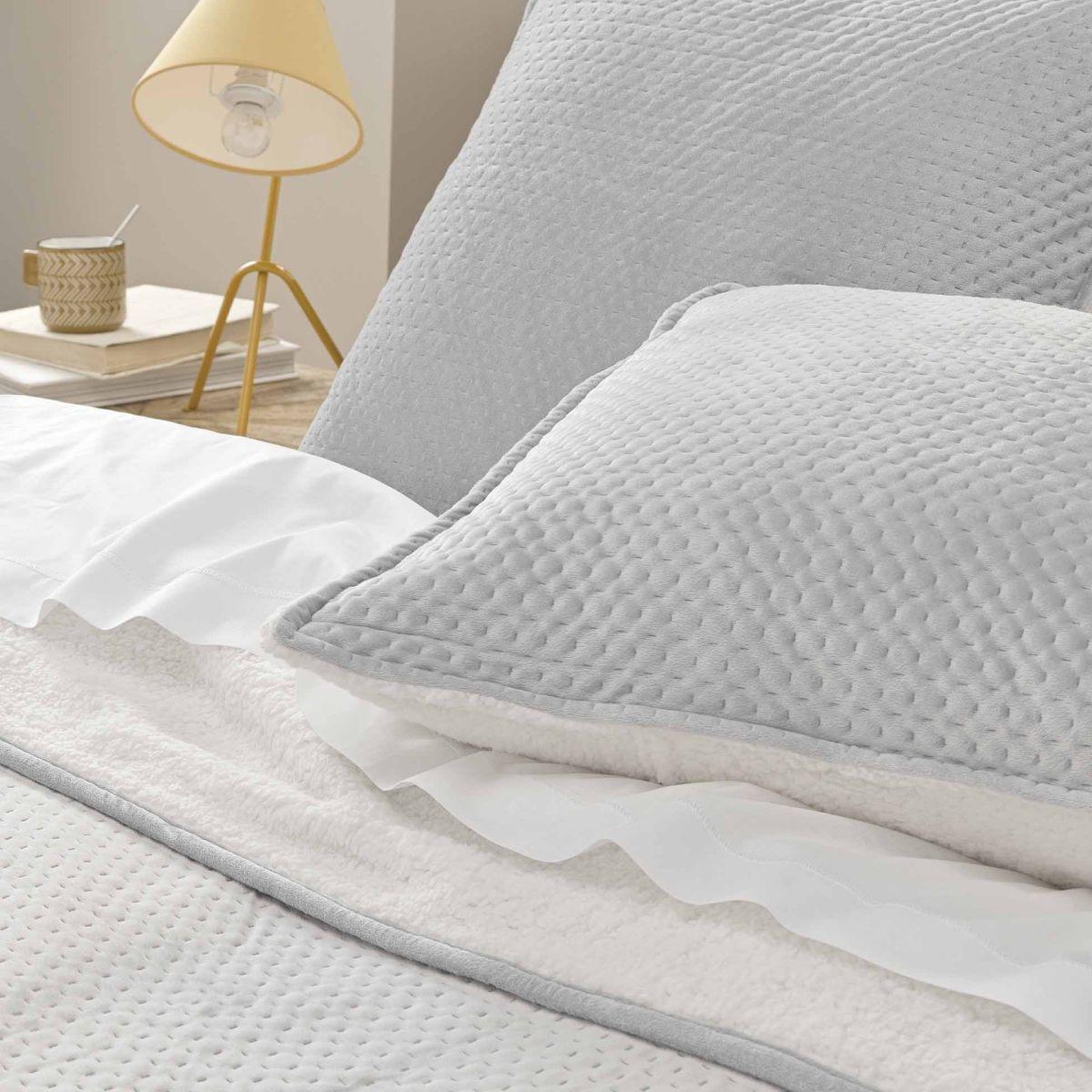 Voir la diapositive 2 : Douceur d'Intérieur Couvre-lit & 2 housses de coussin  mylene  220x240cm gris