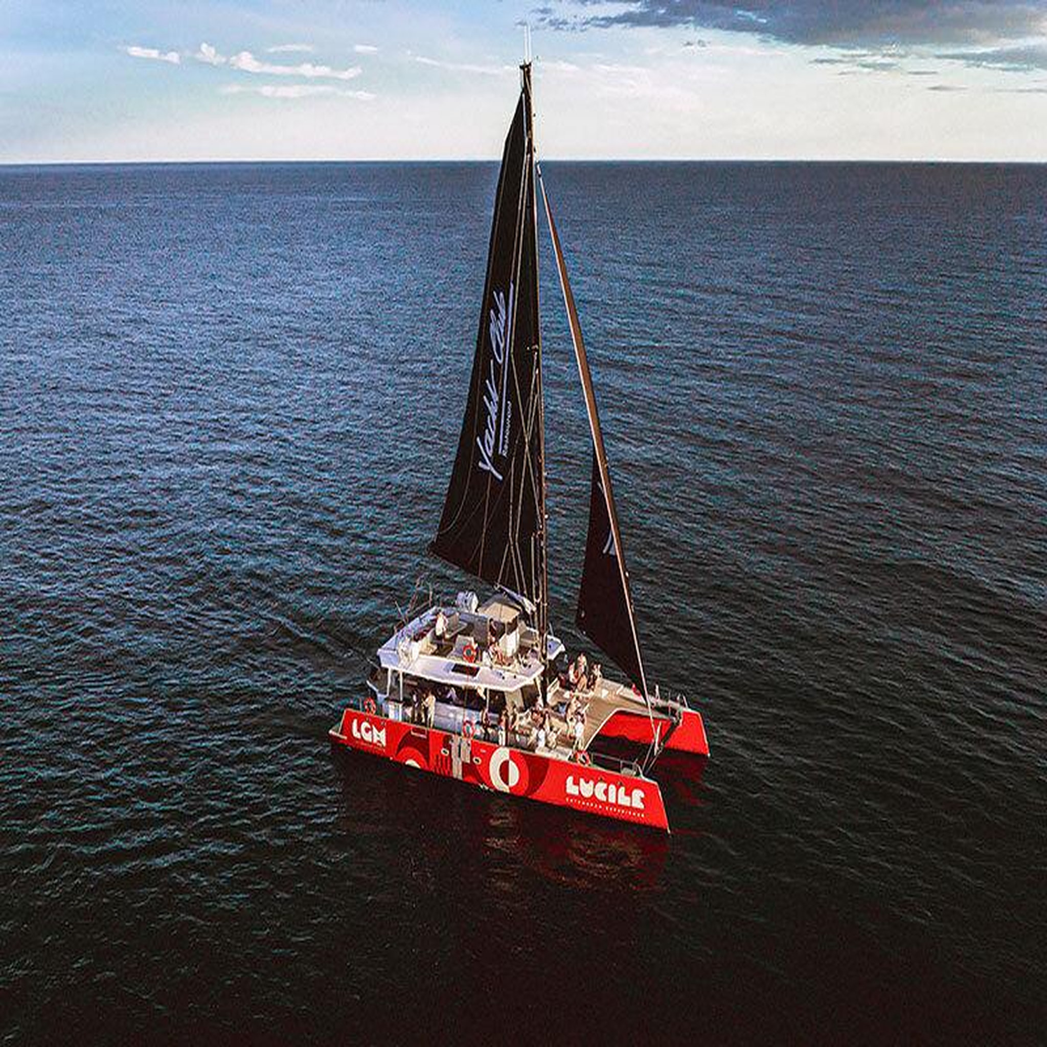 Voir la diapositive 2 : Smartbox Sortie en catamaran d'1h30 en famille près du grau-du-roi - coffret cadeau sport & aventure