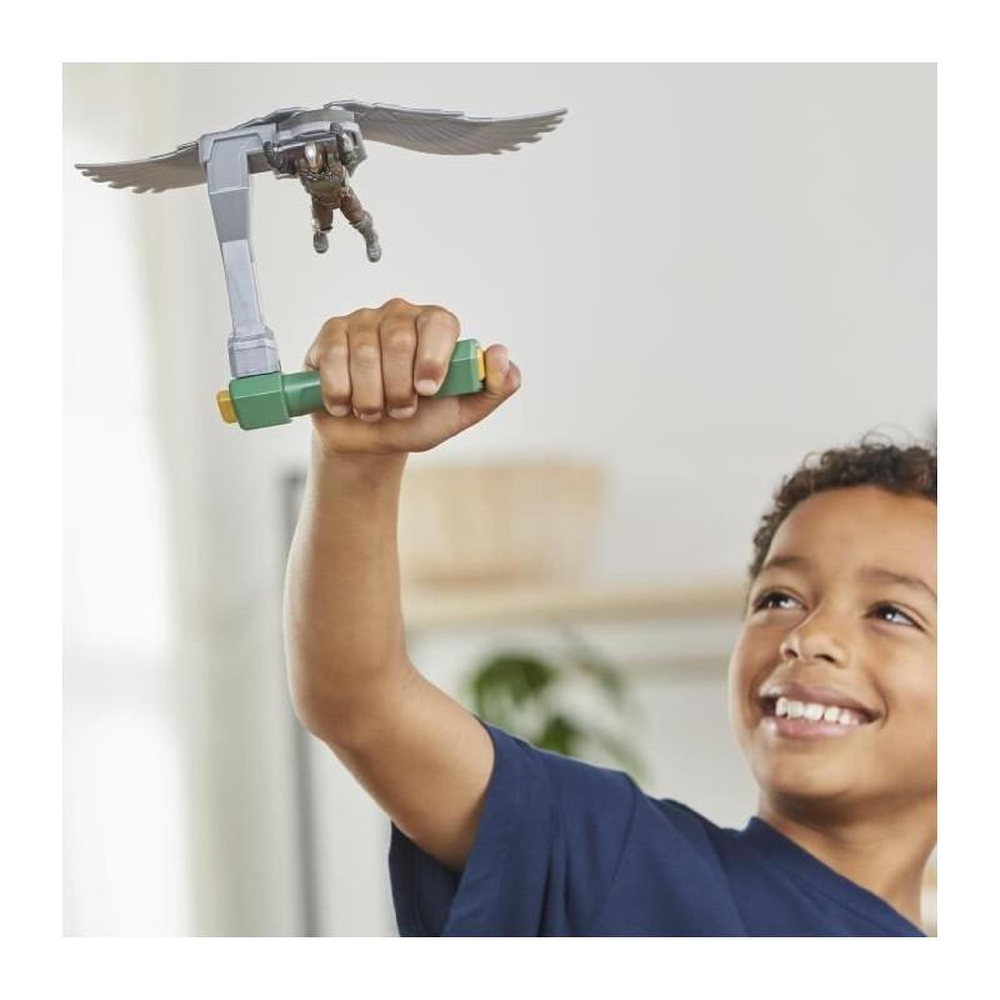 Voir la diapositive 4 : HASBRO Figurine Hasbro Falcon Commandes de vol