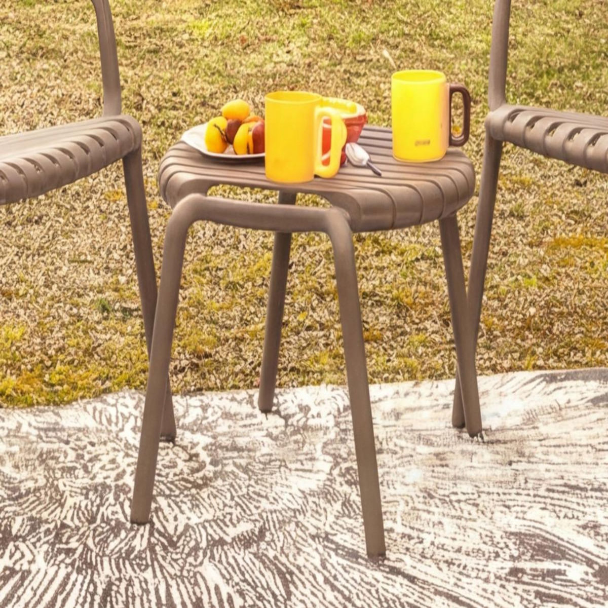 Jardiline Table basse de jardin ronde en résine PP 50 % recyclé Joysxee- Ø50 cm - Taupe - Jardiline