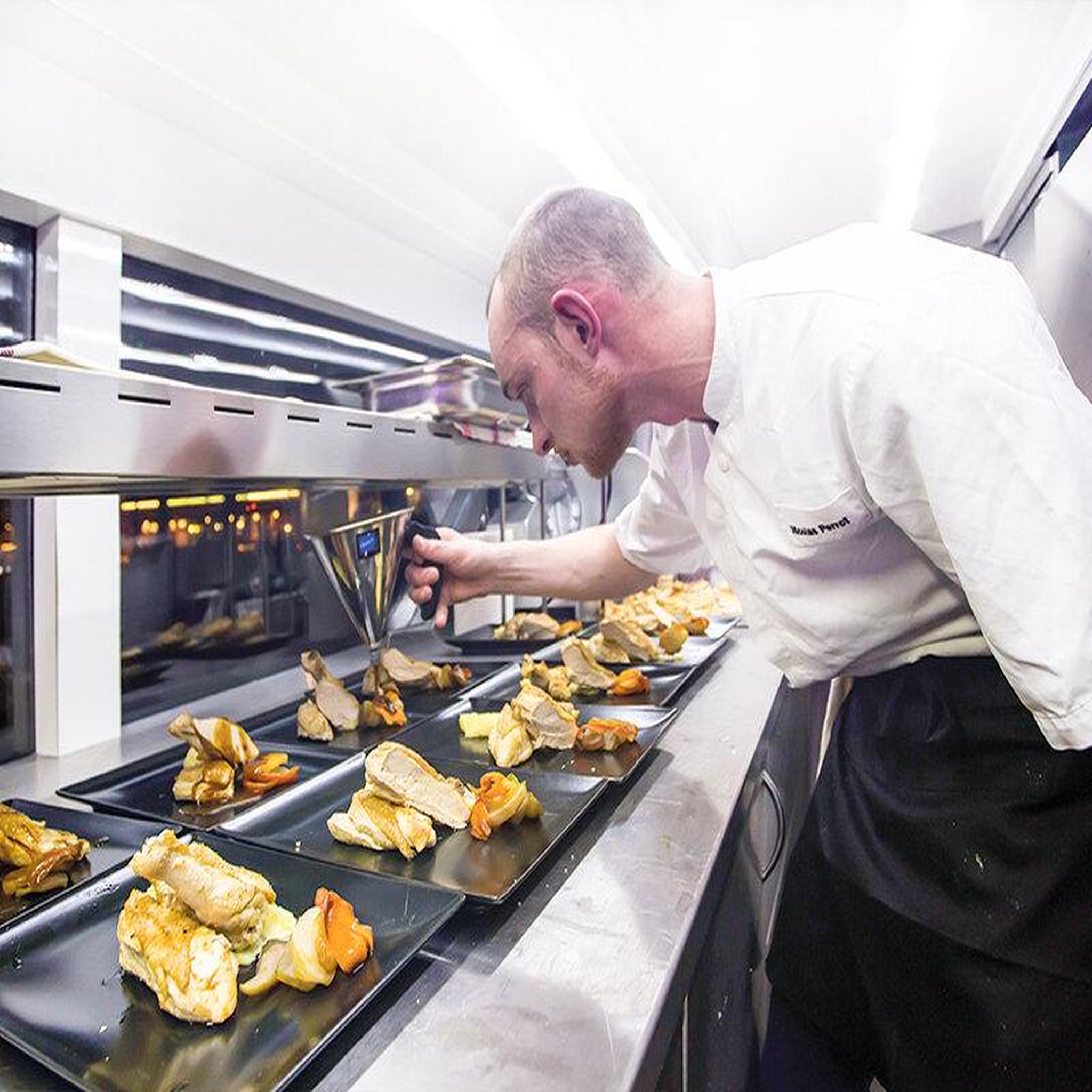 Voir la diapositive 6 : Smartbox Repas insolite 4 plats et visite de paris dans le bus à impériale champs-élysées - coffret cadeau gastronomie