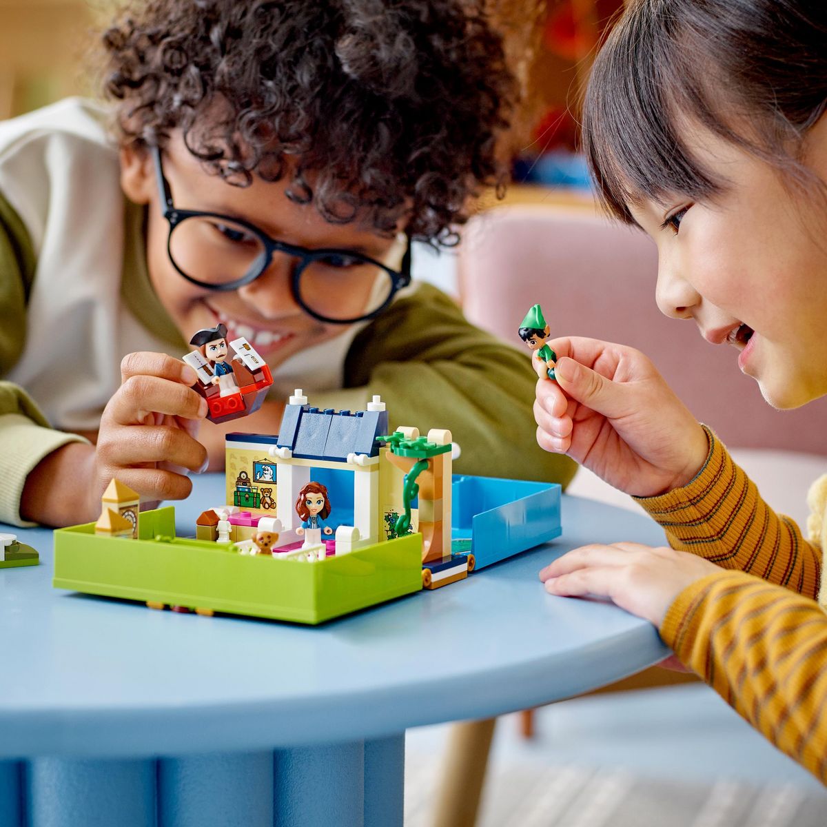 LEGO Disney Classic 43220 Les Aventures de Peter Pan et Wendy dans un Livre de Contes, Jouet de Voyage pour Enfants 5 Ans, avec Micro-poupées et Bateau Pirate