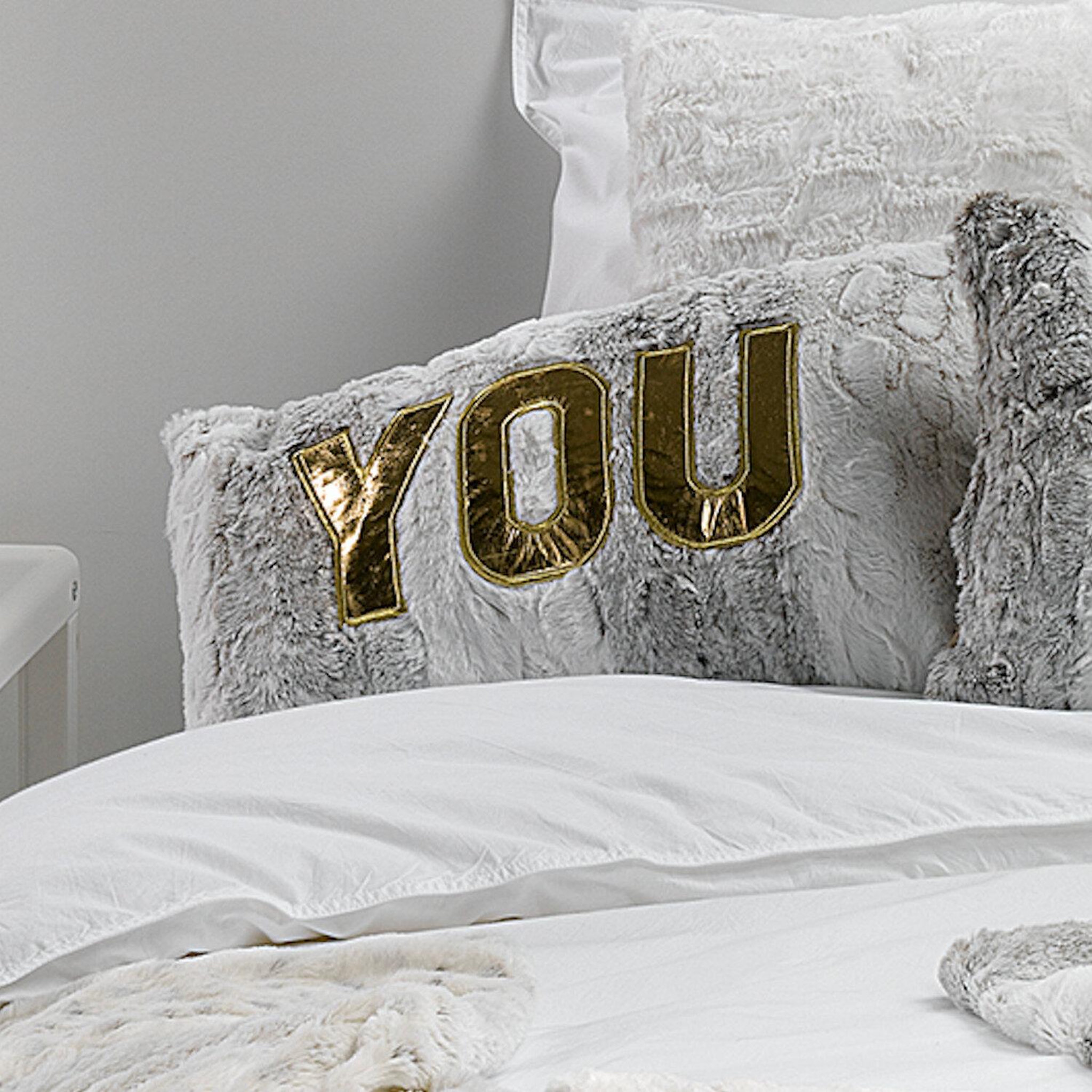 Voir la diapositive 1 : Les Ateliers du Linge Coussin fausse fourrure 100%polyester 420g chic