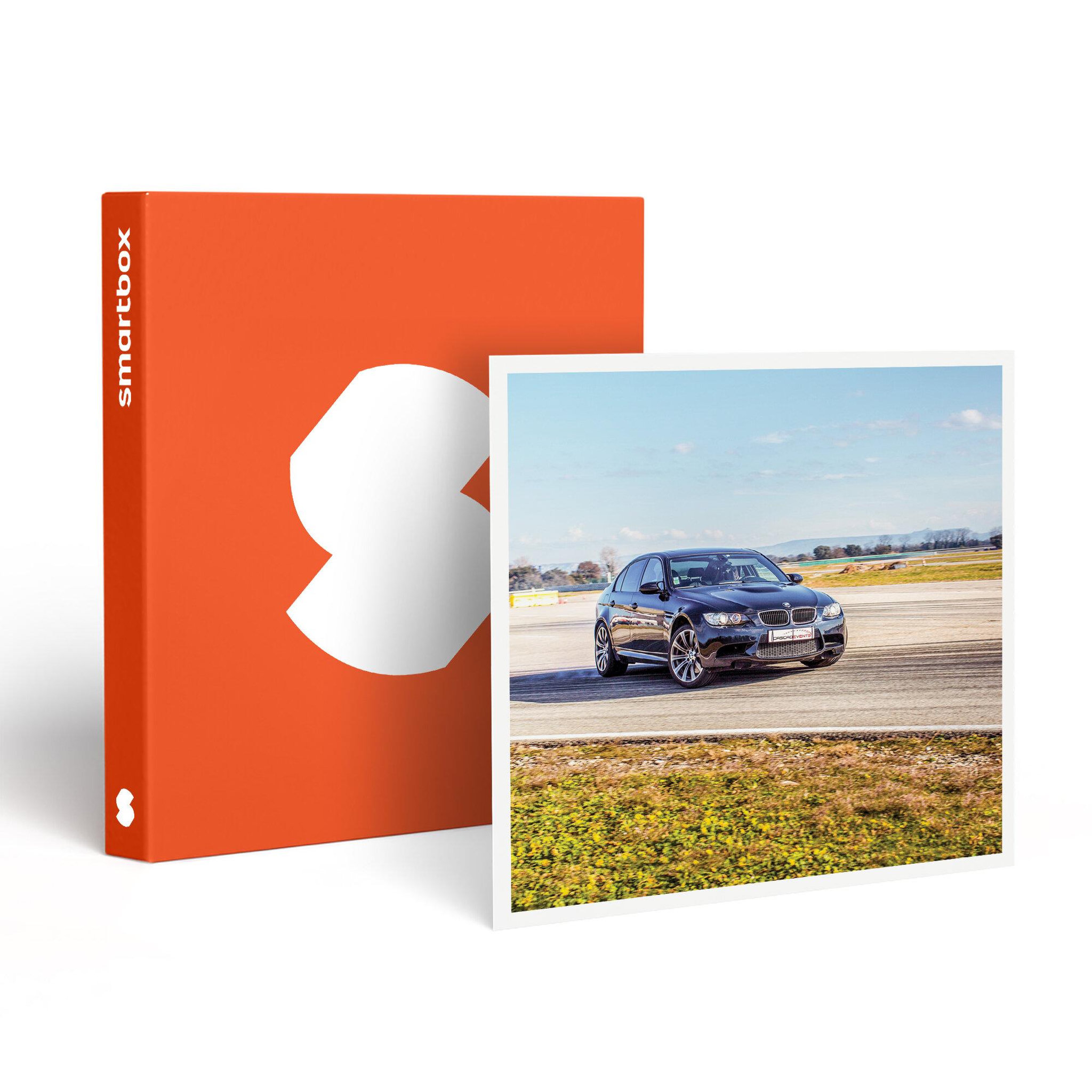 Voir la diapositive 1 : Smartbox Baptême de 2 tours de drift en passager d'une BMW M3 avec pilote professionnel - Coffret Cadeau Sport & Aventure