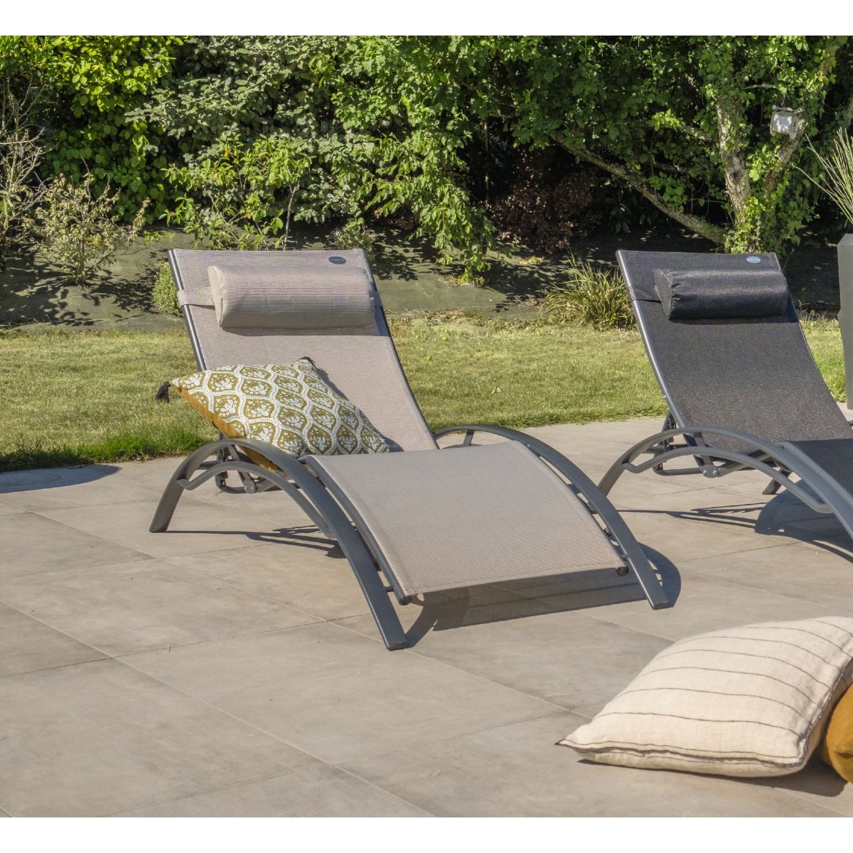 DCB GARDEN Lot de 2 bains de soleil - Aluminium et textilène - Gris