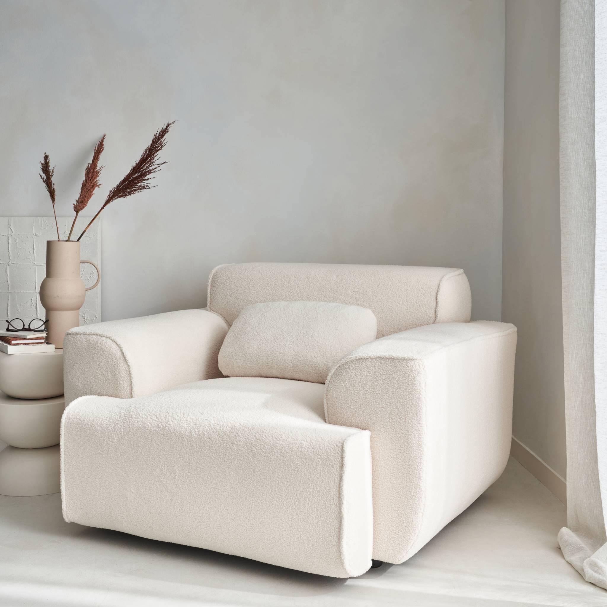Voir la diapositive 3 : SWEEEK Fauteuil tissu bouclette blanche. lignes arrondis. coussin fourni. Wallas. L 116 x P 97 x H 73cm