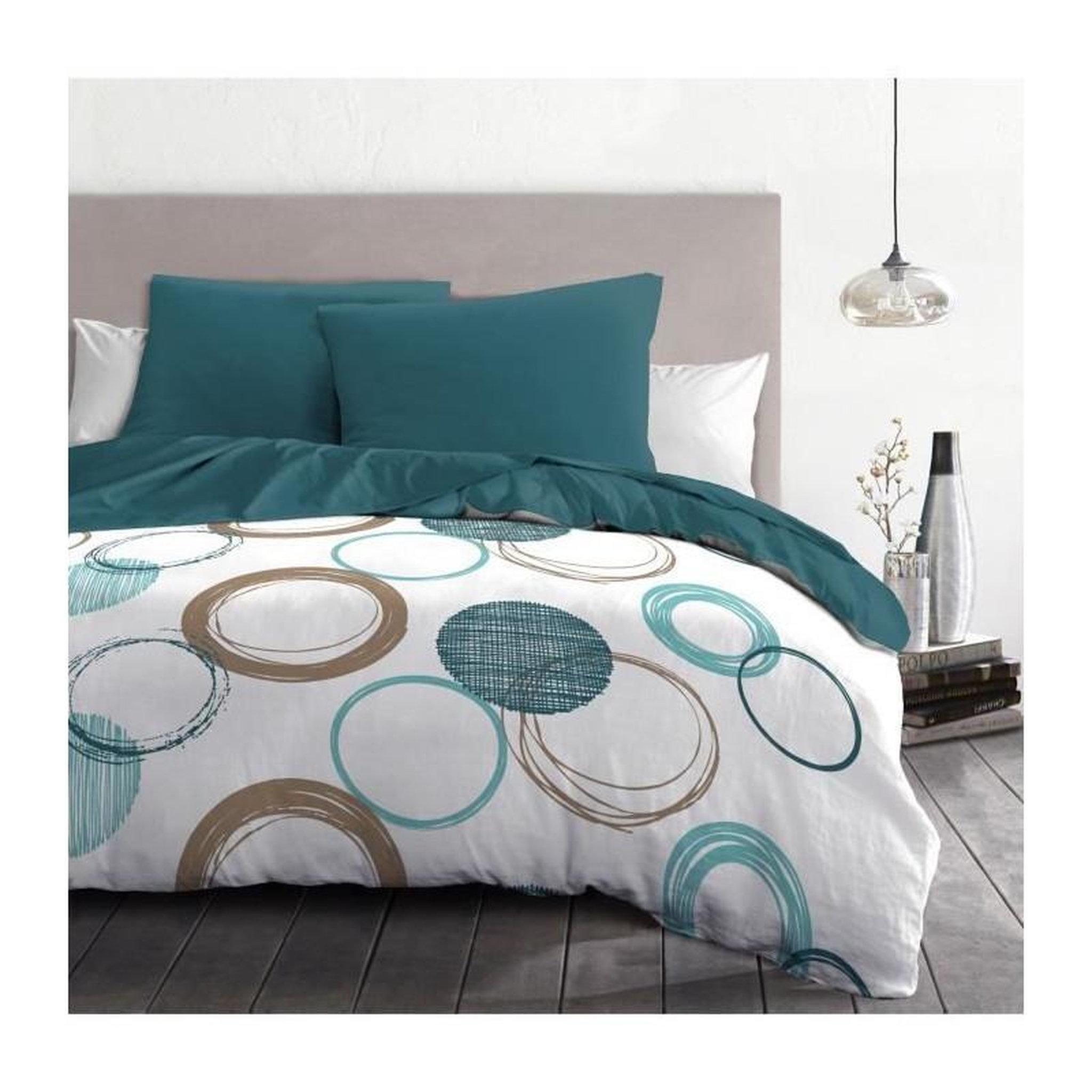 Voir la diapositive 2 : HOME LINGE PASSION Parure de couette HOME LINGE PASSION Audace - couette 240 x 260 cm + 2 taies d'oreiller 63x63 cm - Bleu canard