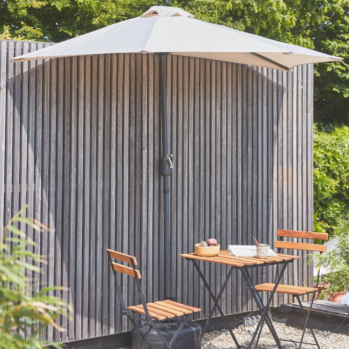 SWEEEK Parasol de balcon Ø250cm  – CALVI – Demi-parasol droit, mât central en aluminium avec manivelle d'ouverture