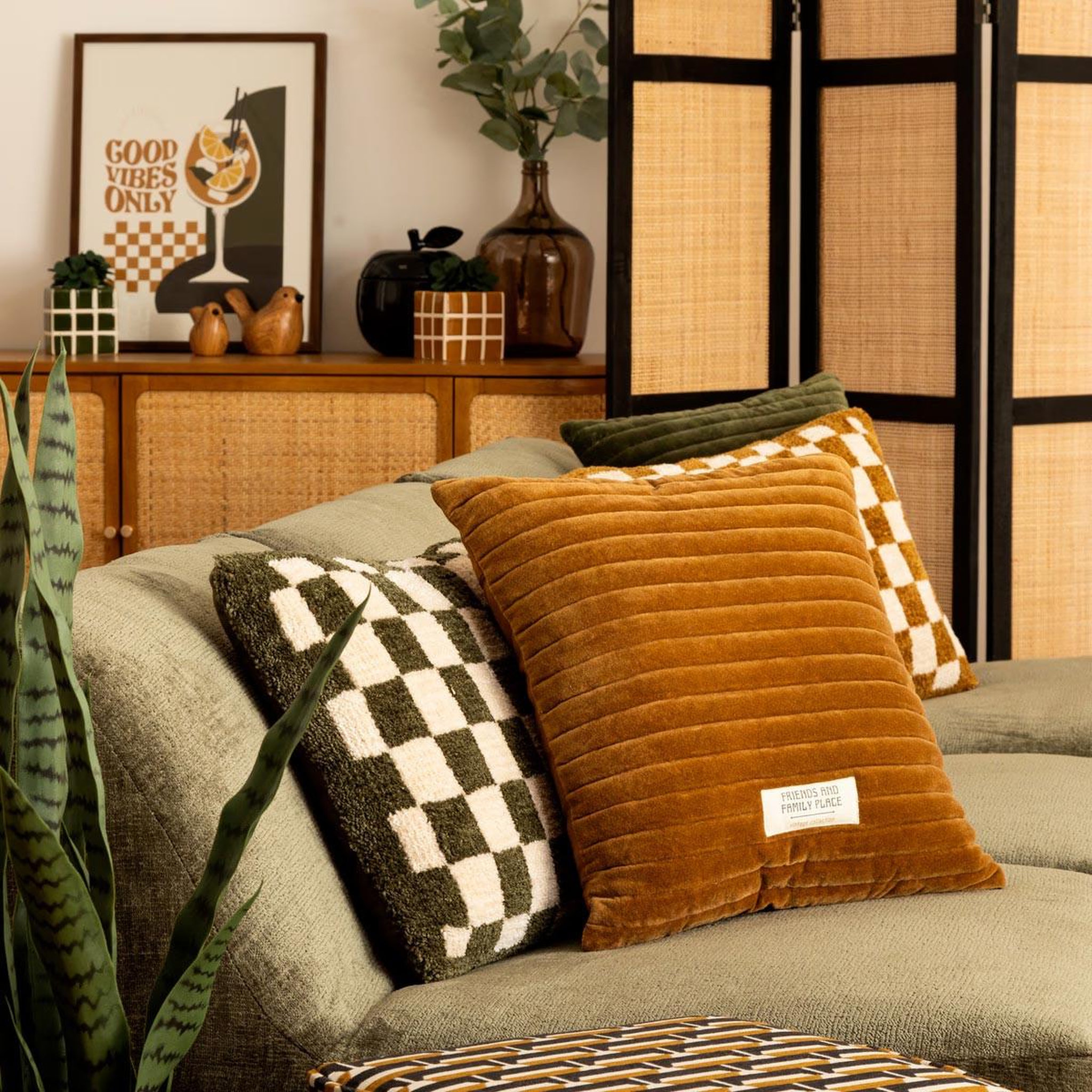Voir la diapositive 5 : ATMOSPHERA Coussin déco matelassé  family corner  45x45cm ocre