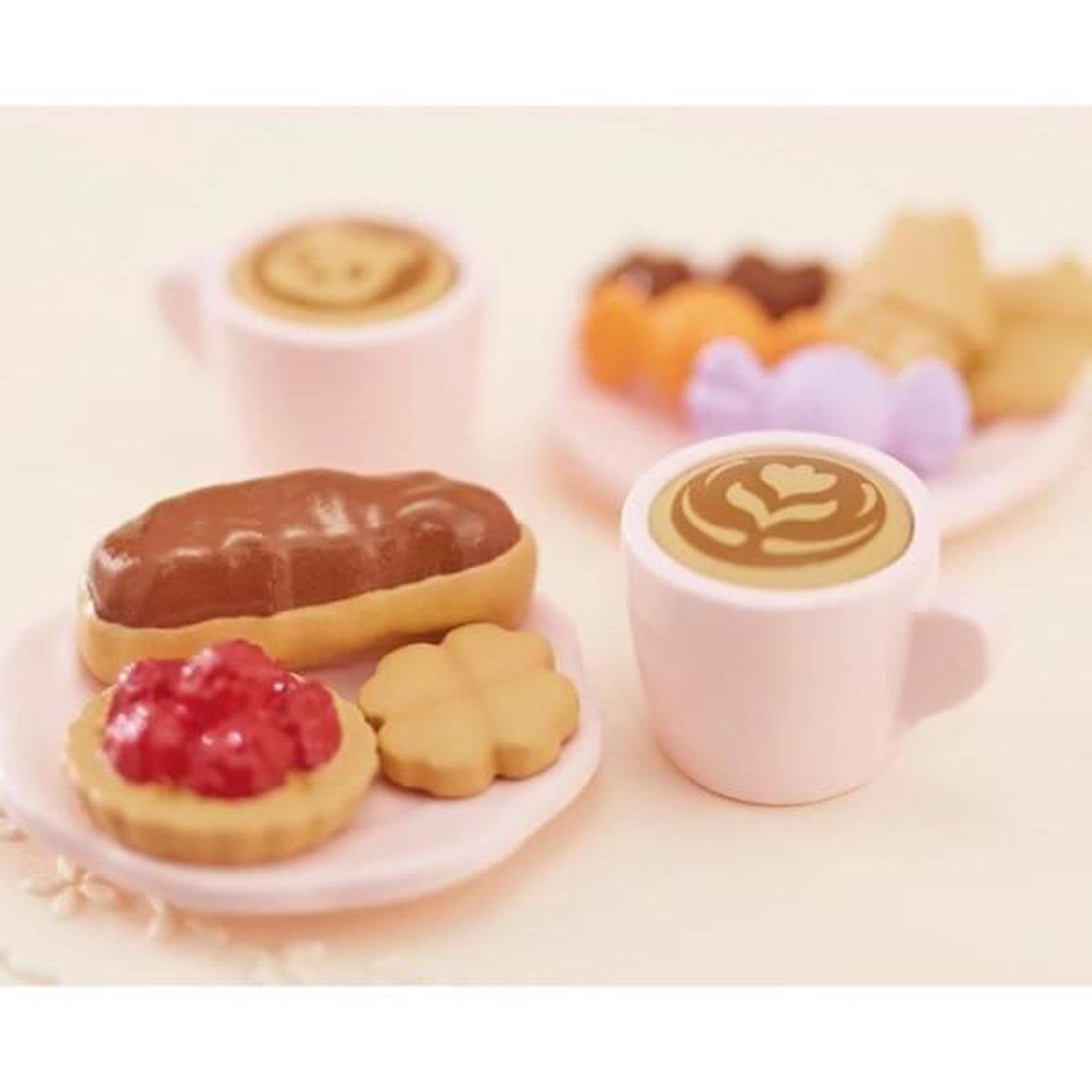 Voir la diapositive 4 : Sylvanian Families La table du goûter - SYLVANIAN FAMILIES - 5742 - Set de table avec chaises, vaisselle et pâtisseries