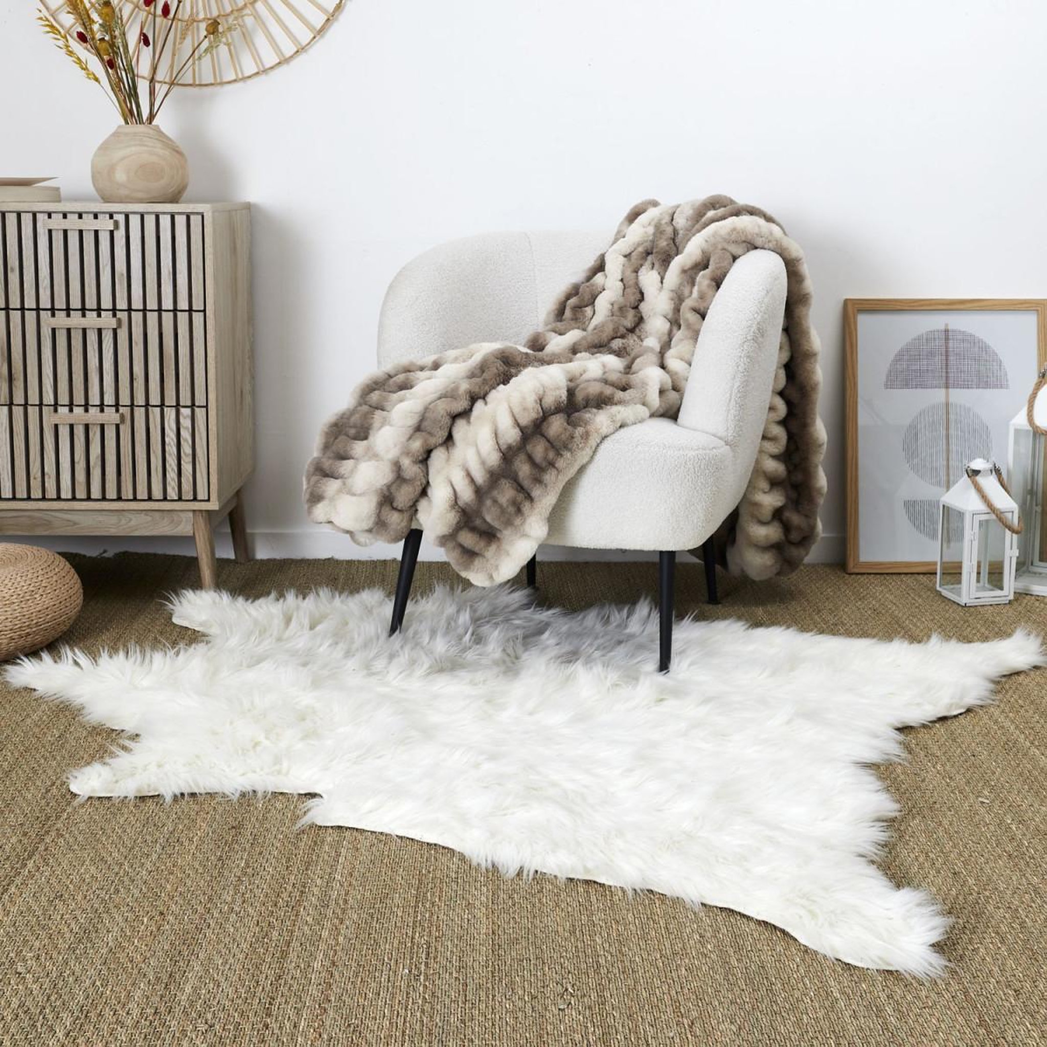 Voir la diapositive 3 : The Home Deco Factory Tapis imitation fourrure  effet peau  120x158cm blanc