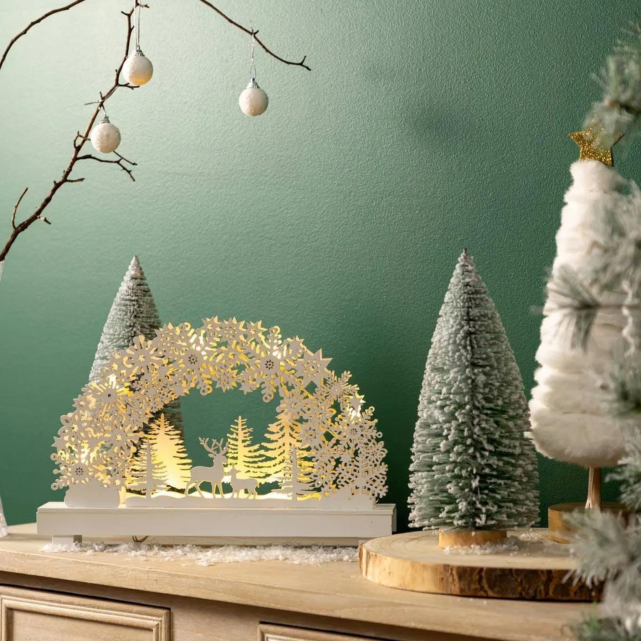 Voir la diapositive 2 : FEERIC LIGHT & CHRISTMAS Décoration lumineuse  village  33cm blanc chaud