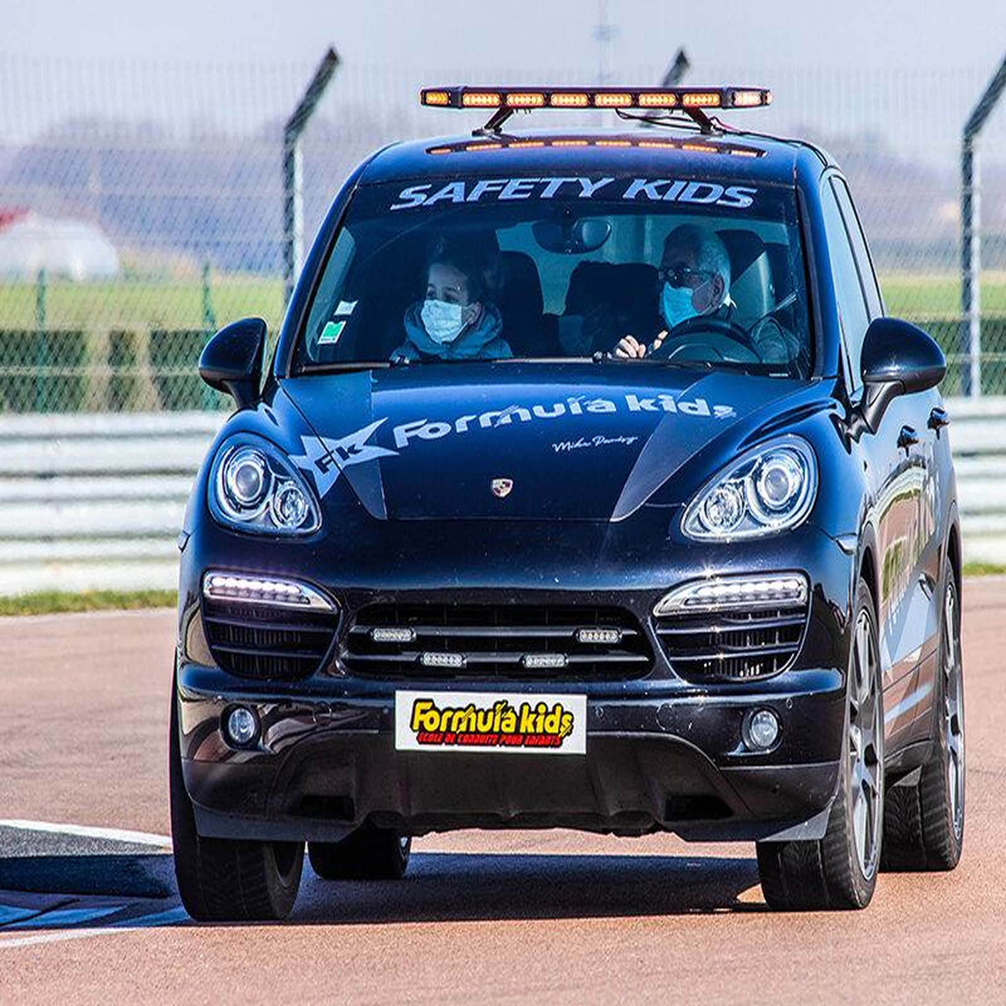 Voir la diapositive 3 : Smartbox Pilotage pour enfant : 5 tours de circuit au volant d'une porsche cayman - coffret cadeau sport & aventure