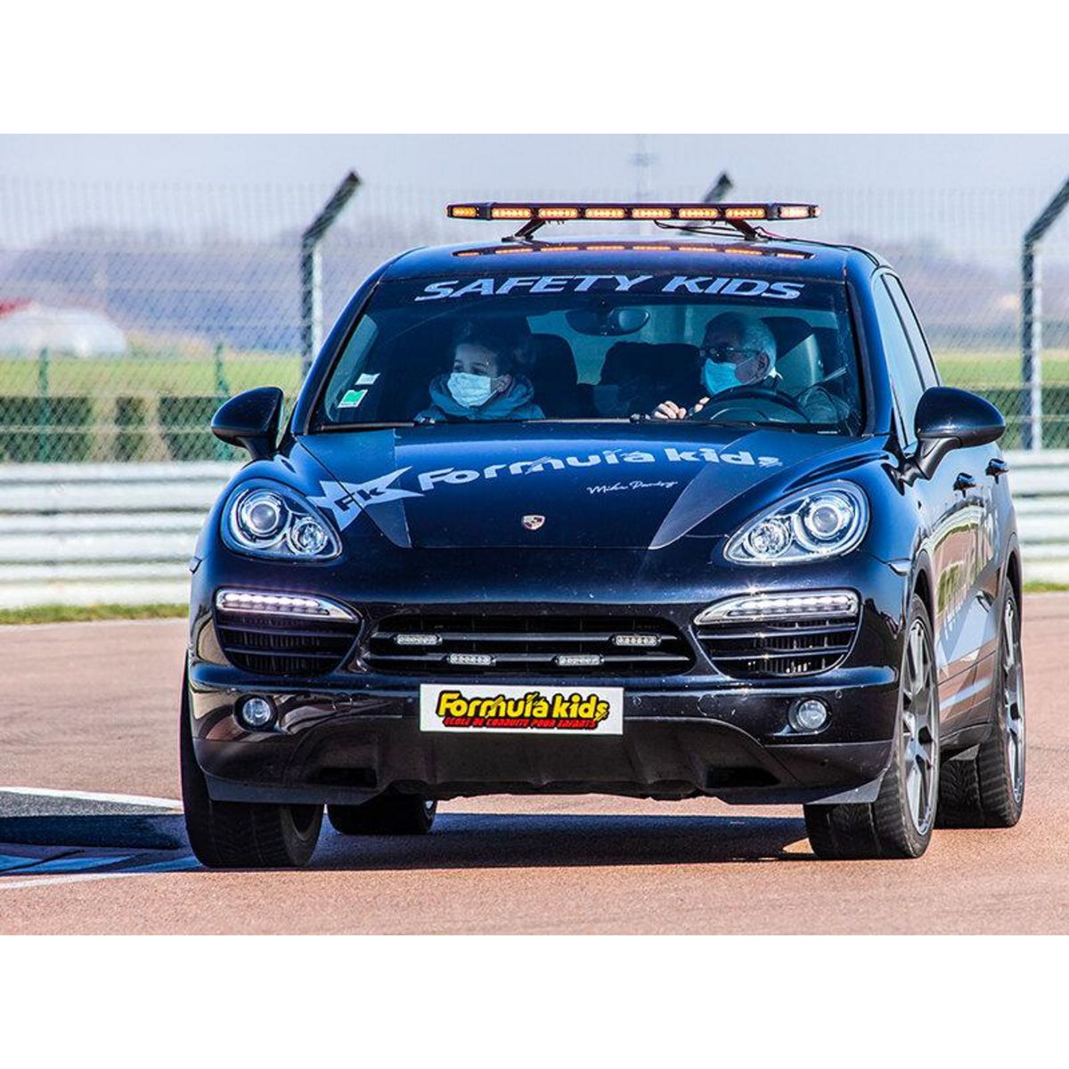 Smartbox Pilotage pour enfant : 5 tours de circuit au volant d'une Porsche Cayman - Coffret Cadeau Sport & Aventure