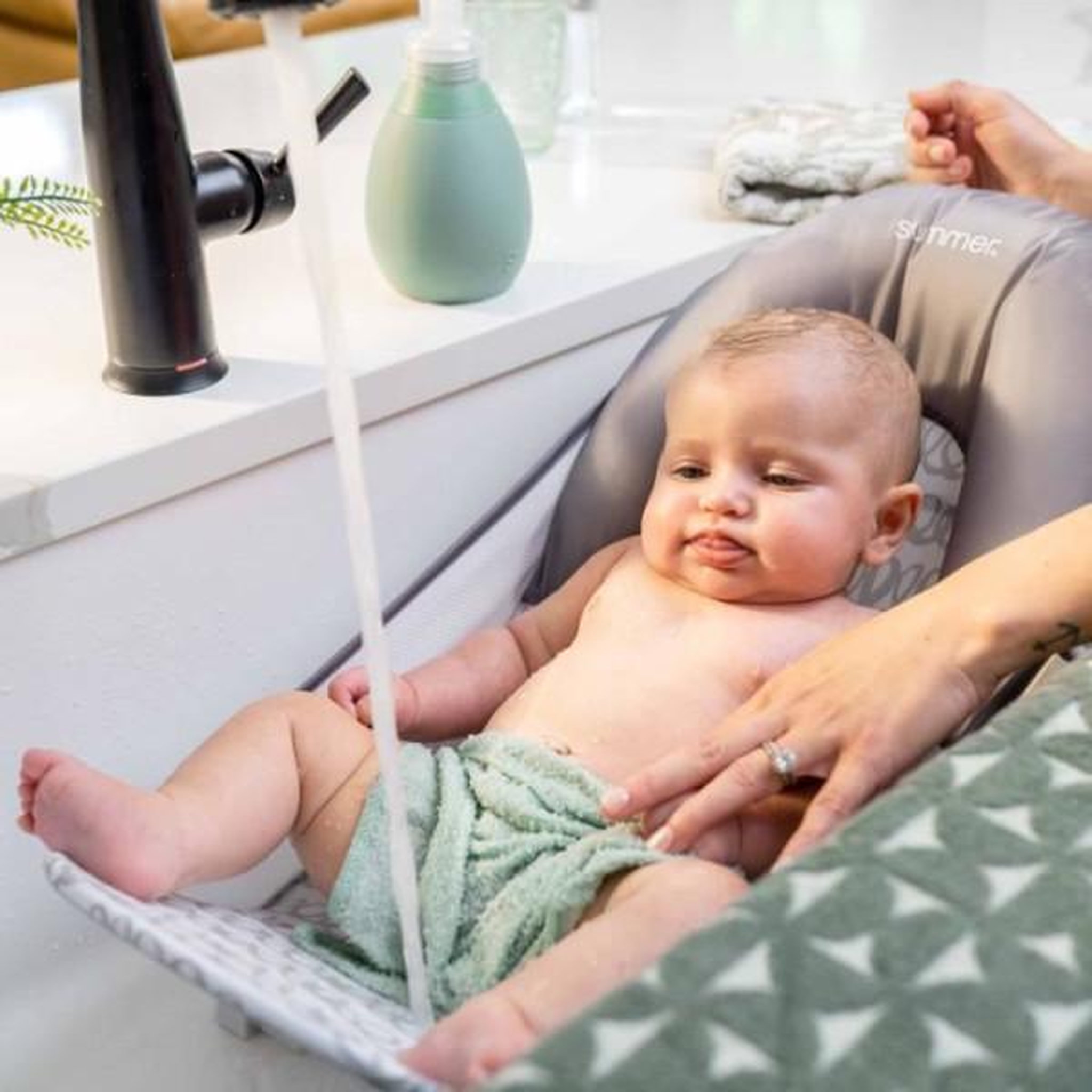 Voir la diapositive 5 : MARKET24 Transat - anneau ingenuity  de bain pour bébé pliable gris