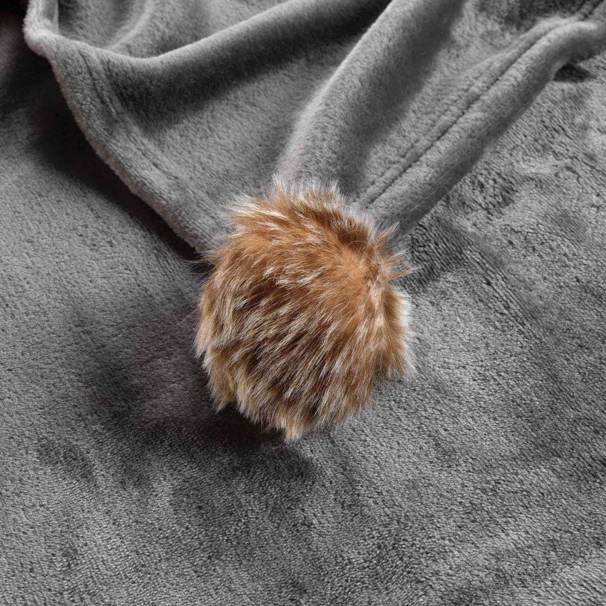 Voir la diapositive 3 : Douceur d'Intérieur Plaid flanelle pompons  snowy  125x150cm gris