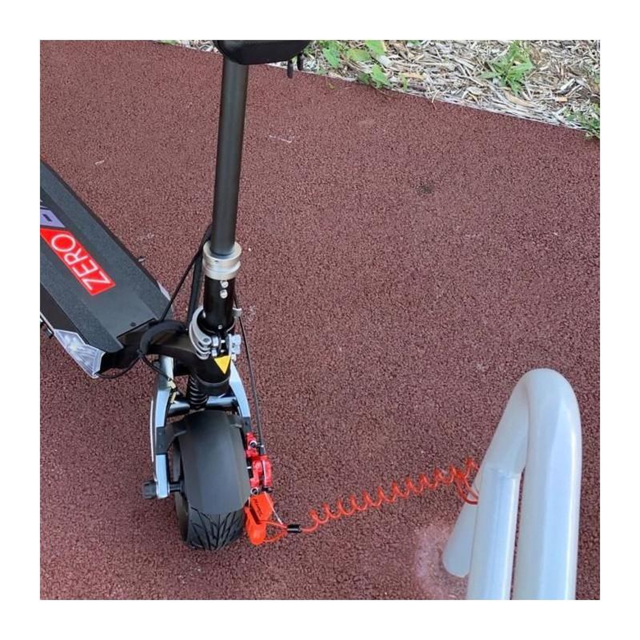 Voir la diapositive 4 : Master lock 8303EURDPS Antivol Moto ou Trottinette Electrique Bloque Disque, Anse 5 cm, Rouge
