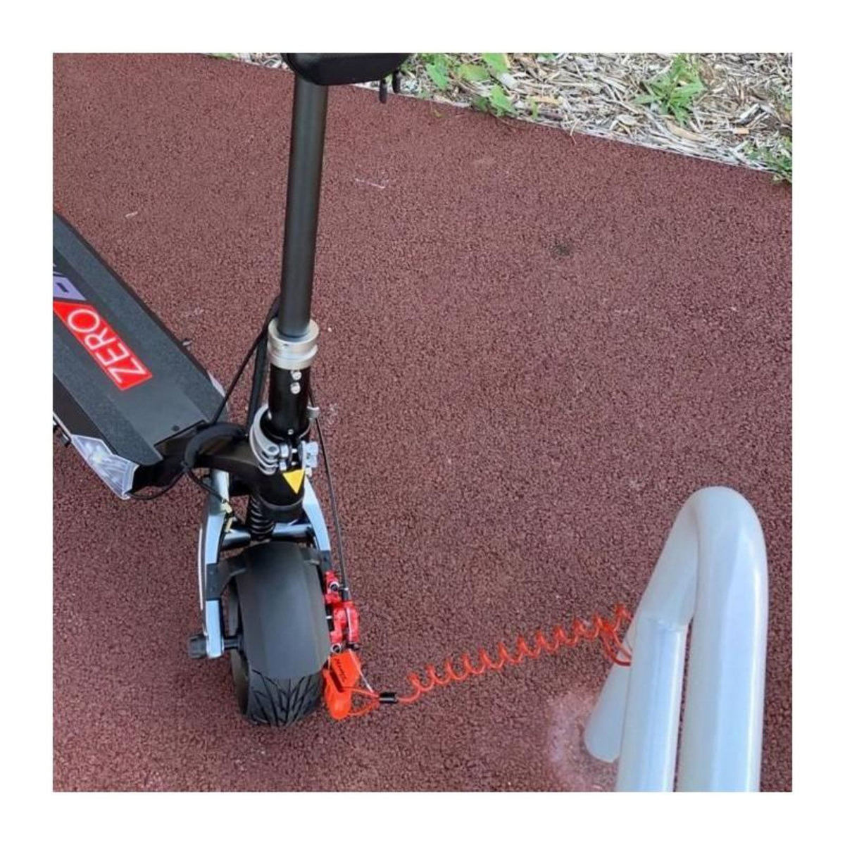 Master lock 8303EURDPS Antivol Moto ou Trottinette Electrique Bloque Disque, Anse 5 cm, Rouge