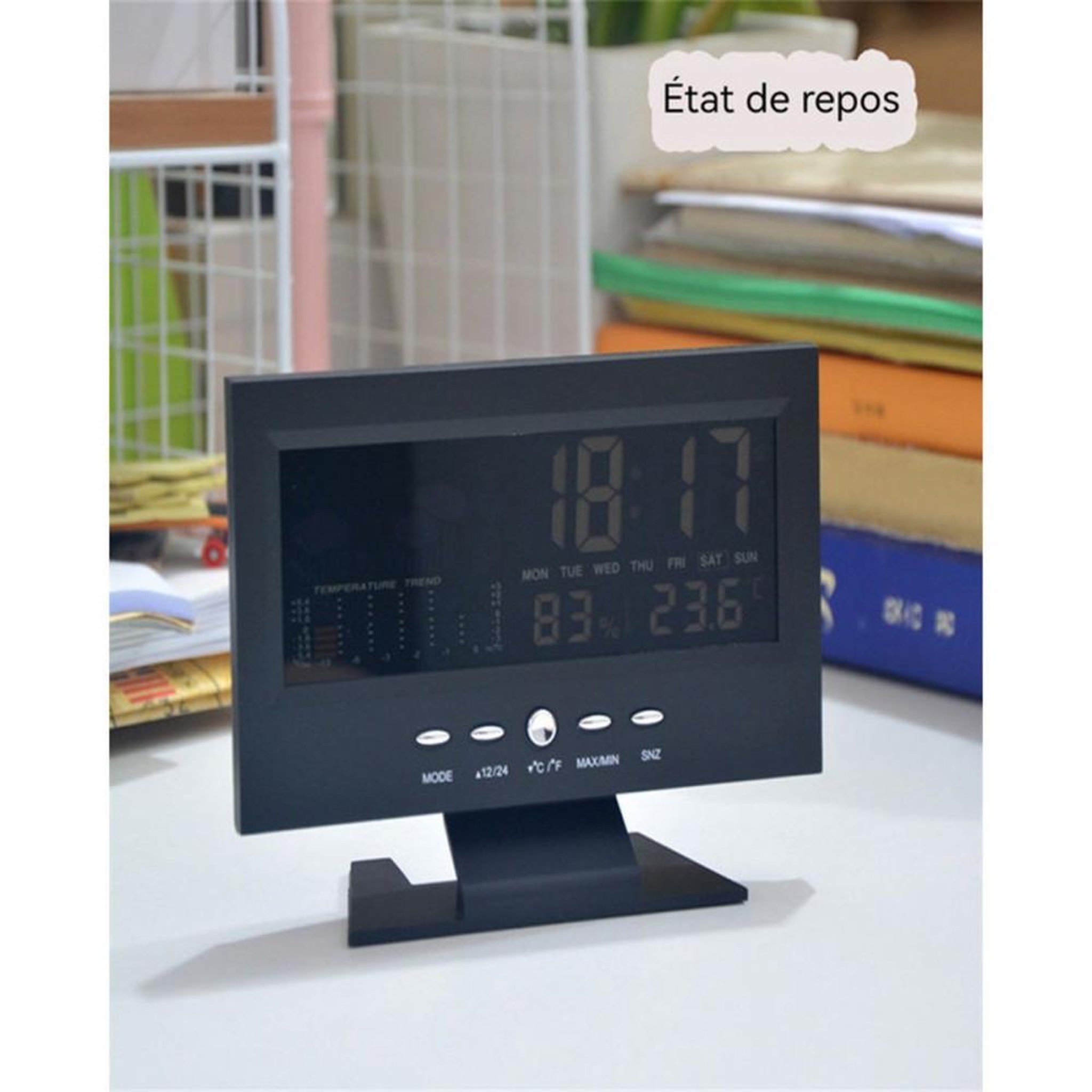 Voir la diapositive 2 : Réveil horloge numérique LCD rétroéclairé noir avec météo, température °C/°F et humidité, affichage heure, date et jour, graphique tendance et SNZ
